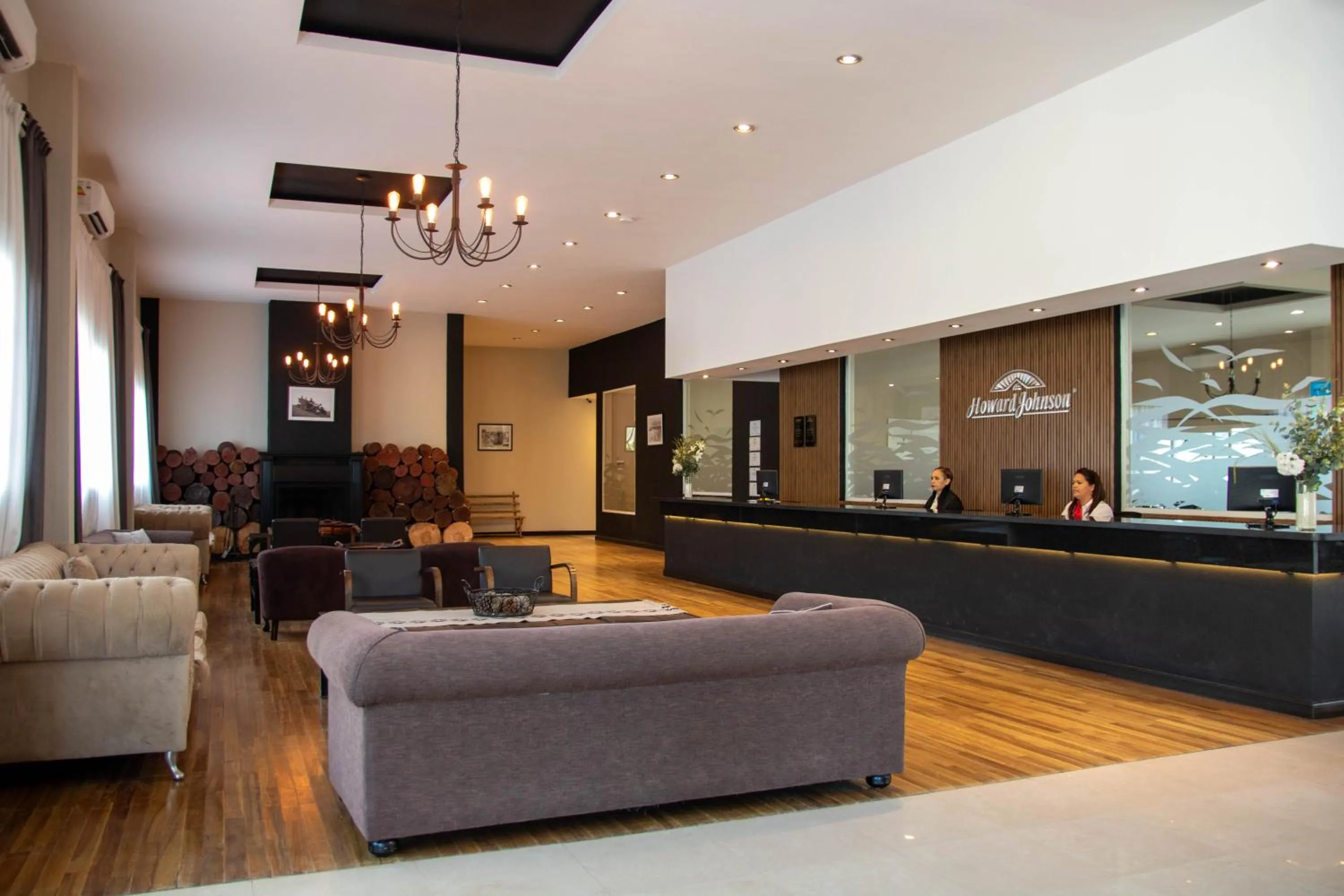 Lobby or reception in Howard Johnson Hotel & Convention Center Madariaga - Carilo