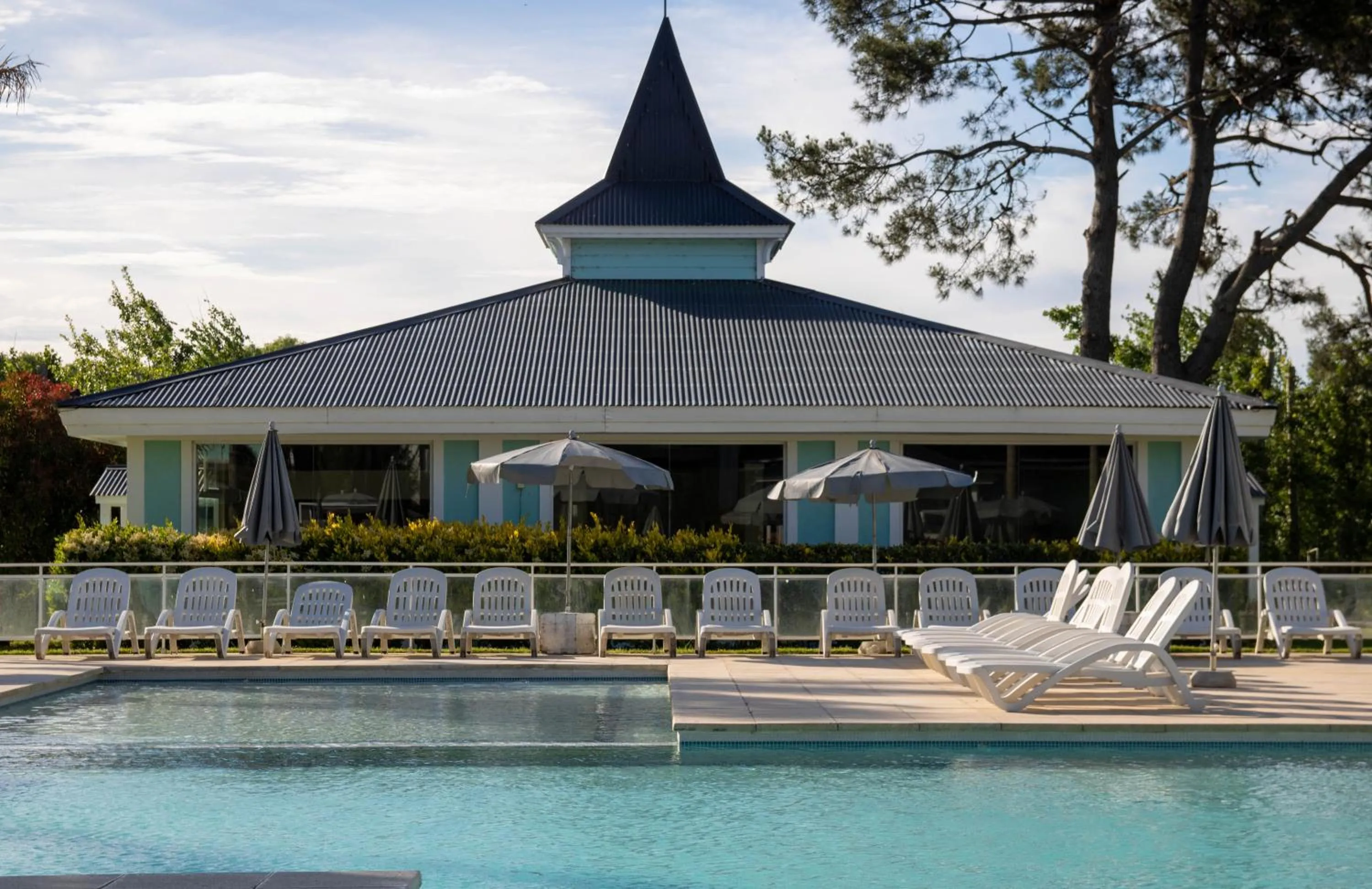 Day in Howard Johnson Hotel & Convention Center Madariaga - Carilo