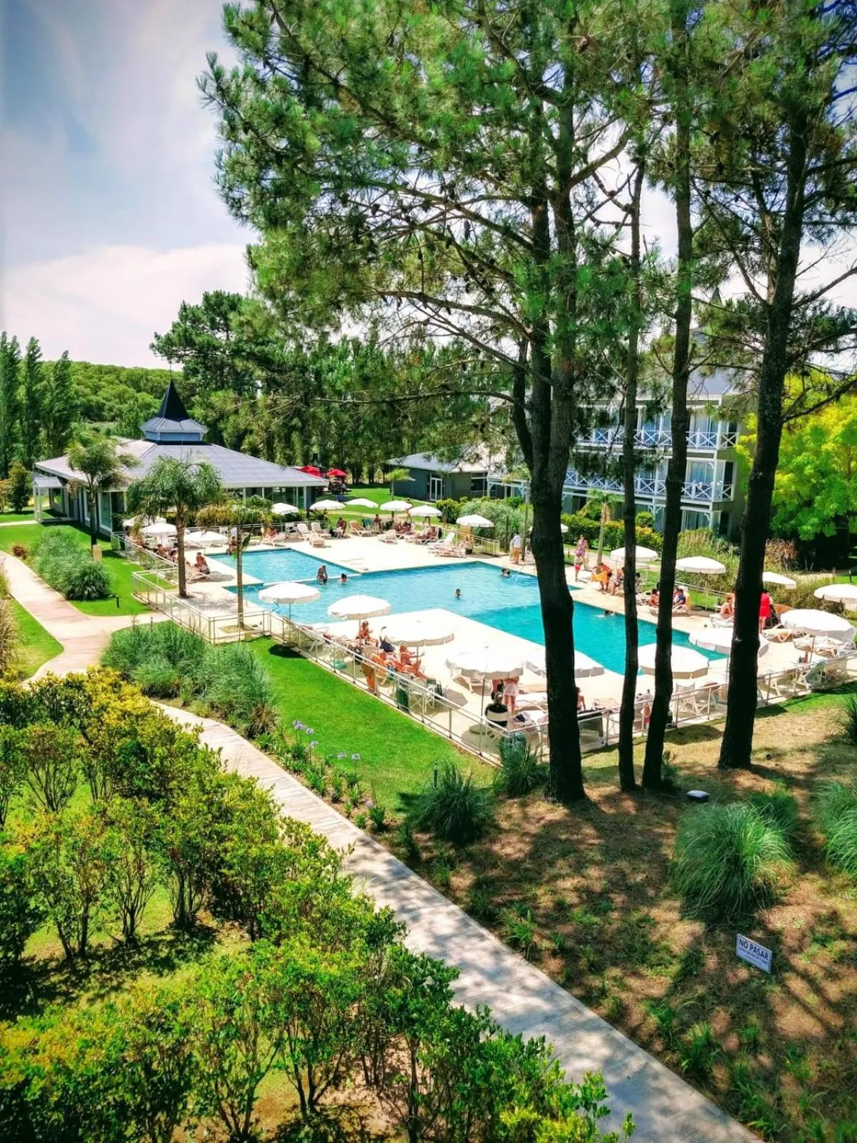 Swimming pool in Howard Johnson Hotel & Convention Center Madariaga - Carilo