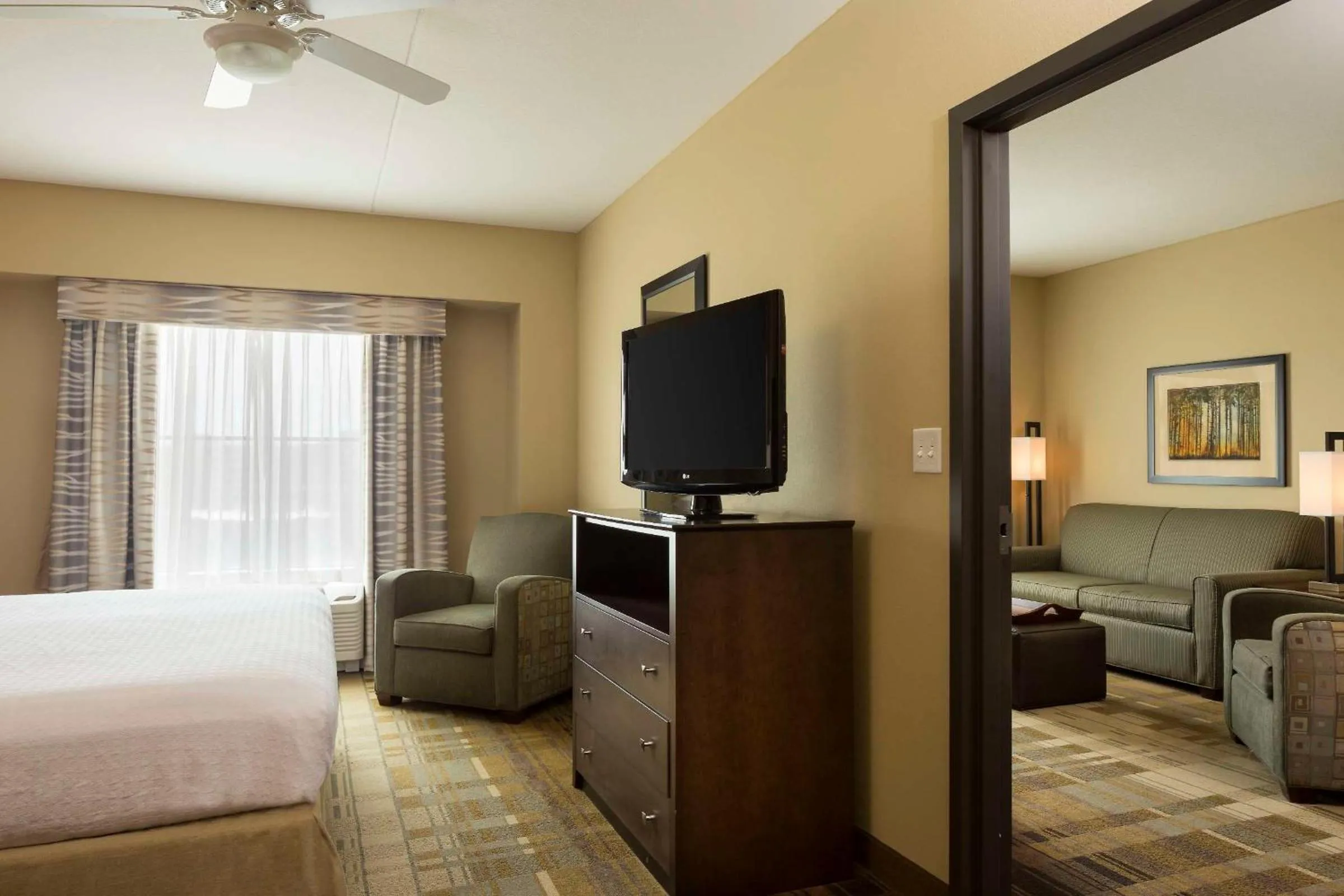 Photo of the whole room, Bed in Homewood Suites by Hilton Coralville - Iowa River Landing