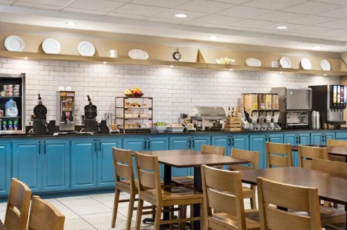 Breakfast in Country Inn & Suites by Radisson, Boise West - Meridian