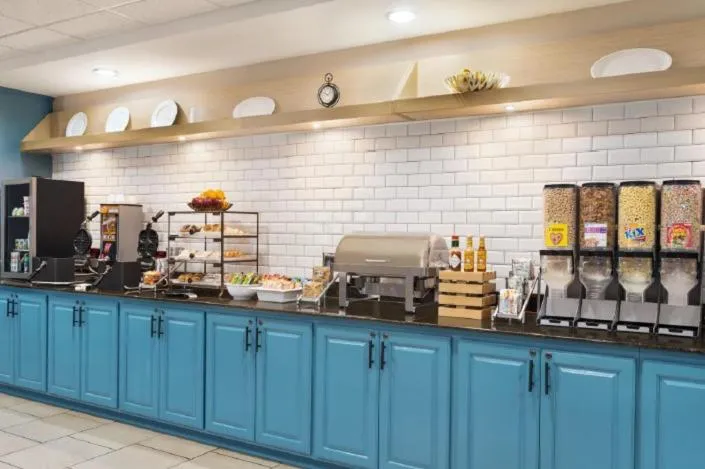 Buffet breakfast in Country Inn & Suites by Radisson, Boise West - Meridian