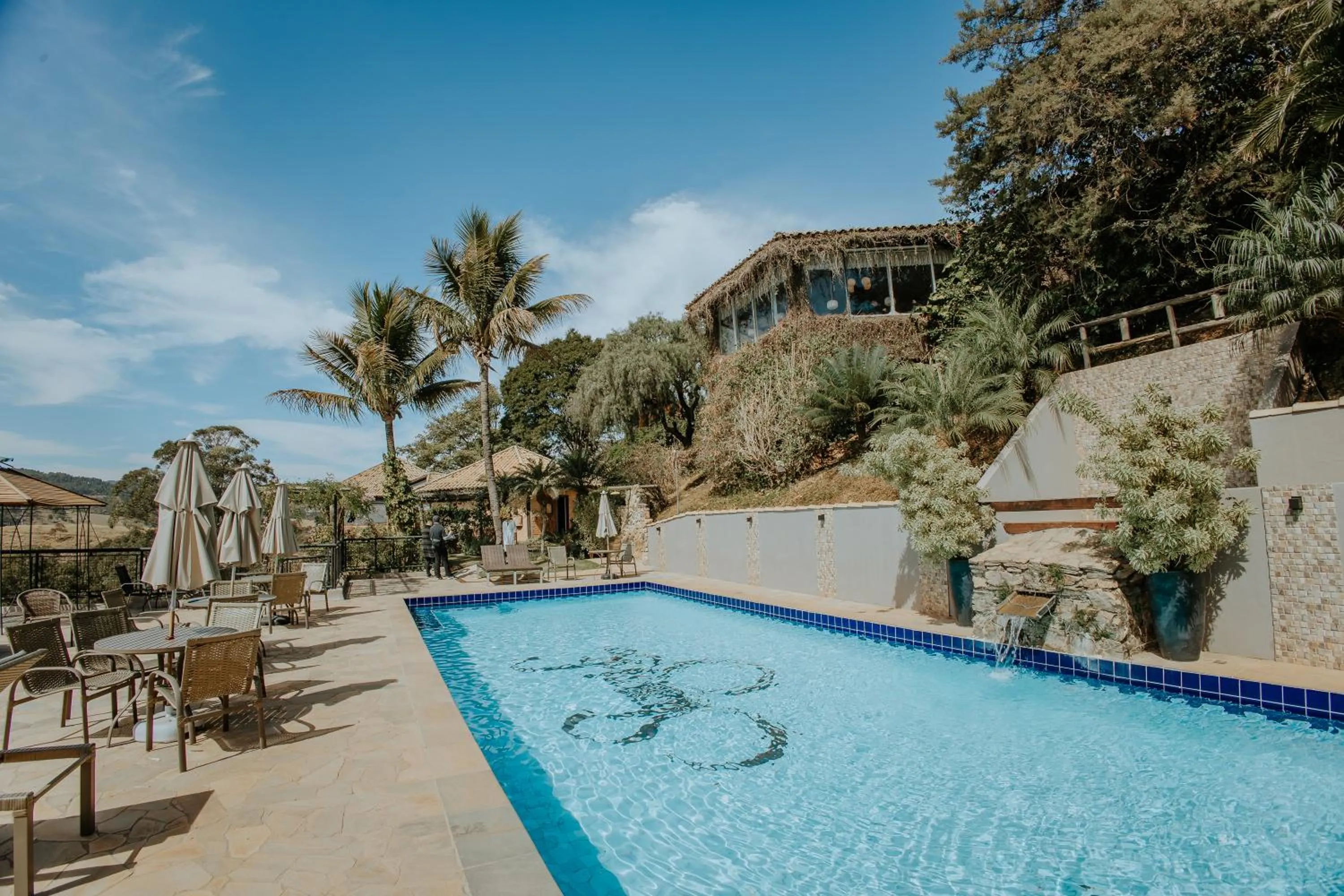 Swimming pool in Hotel Pousada Shangri-la