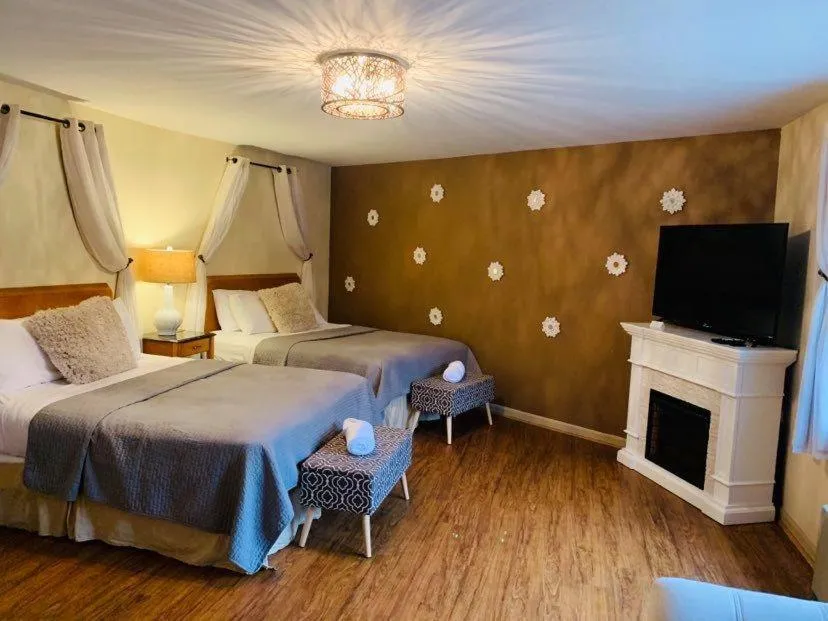 Bed in Starlight Lodge at Rockport Harbor