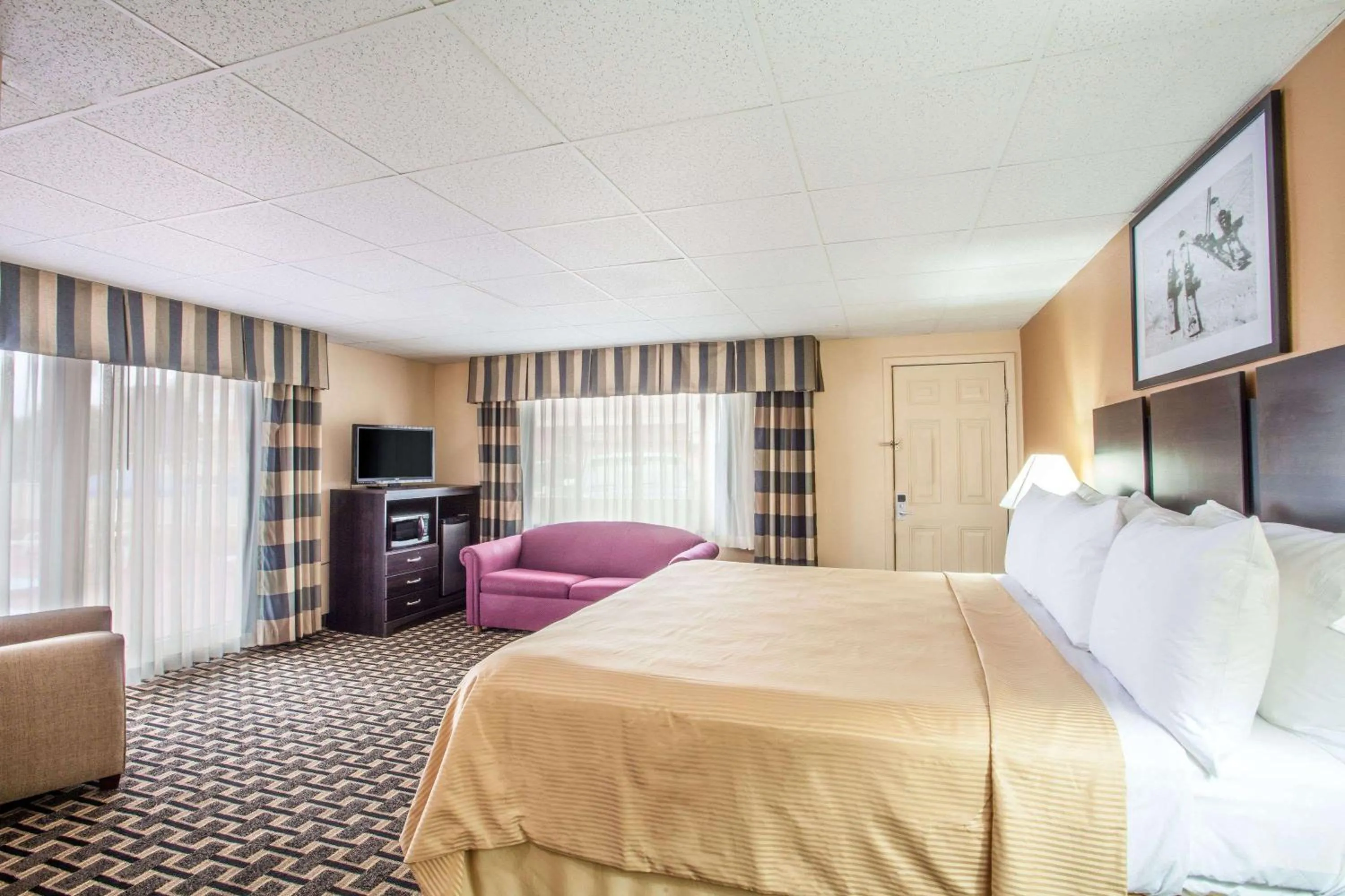 Photo of the whole room, Bed in Travelodge by Wyndham South Burlington