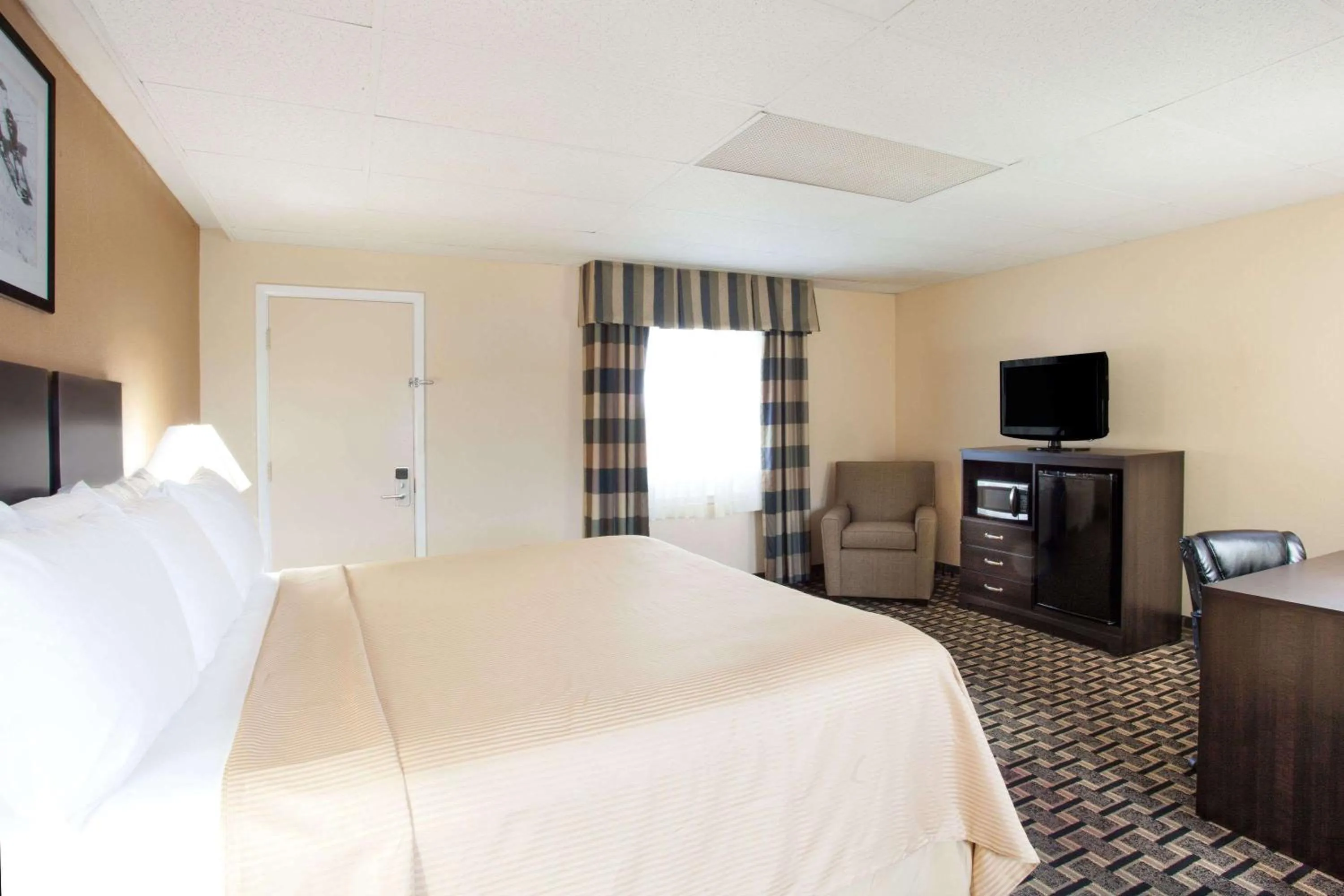 Photo of the whole room, Bed in Travelodge by Wyndham South Burlington