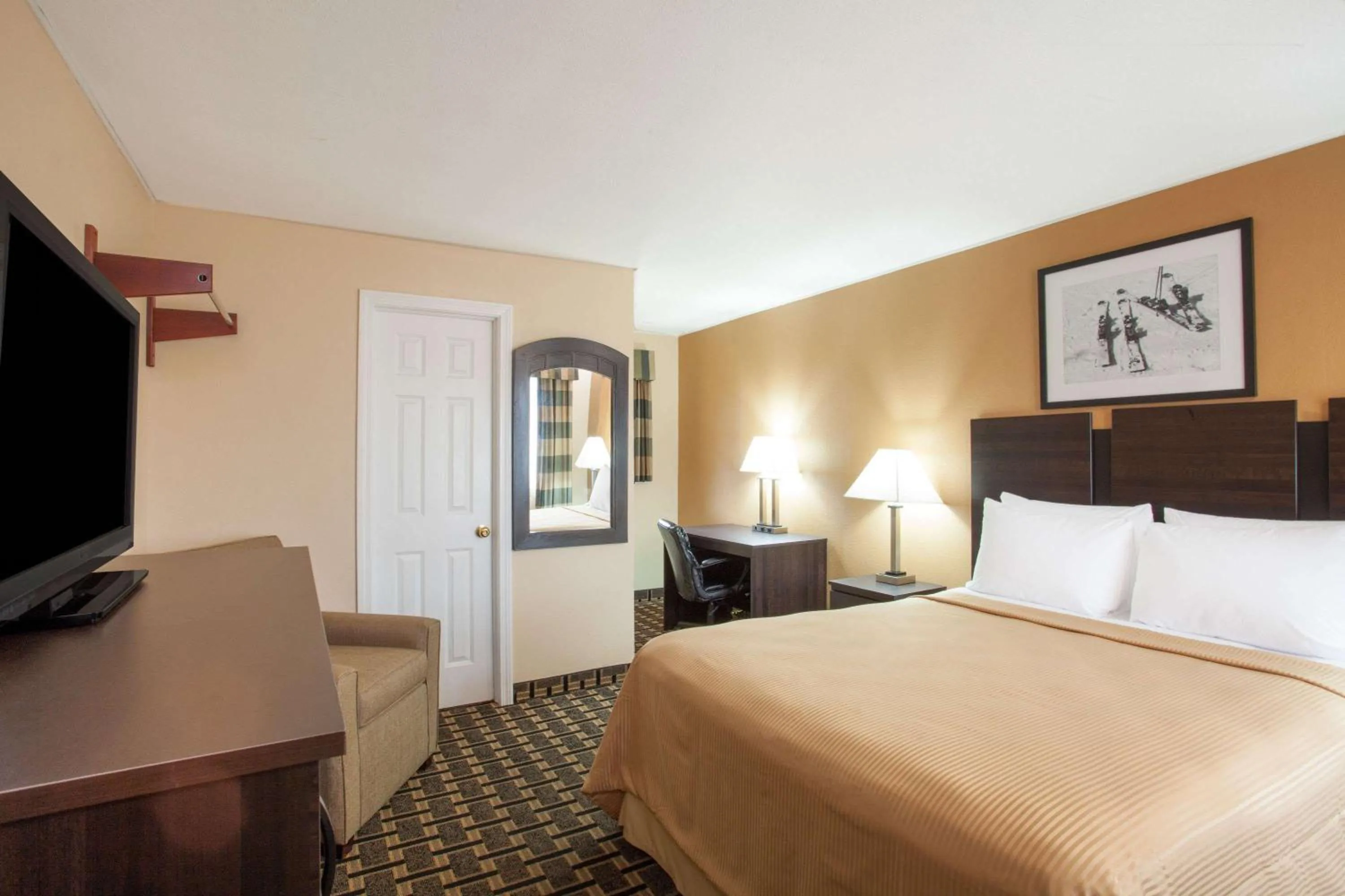 Photo of the whole room, Bed in Travelodge by Wyndham South Burlington