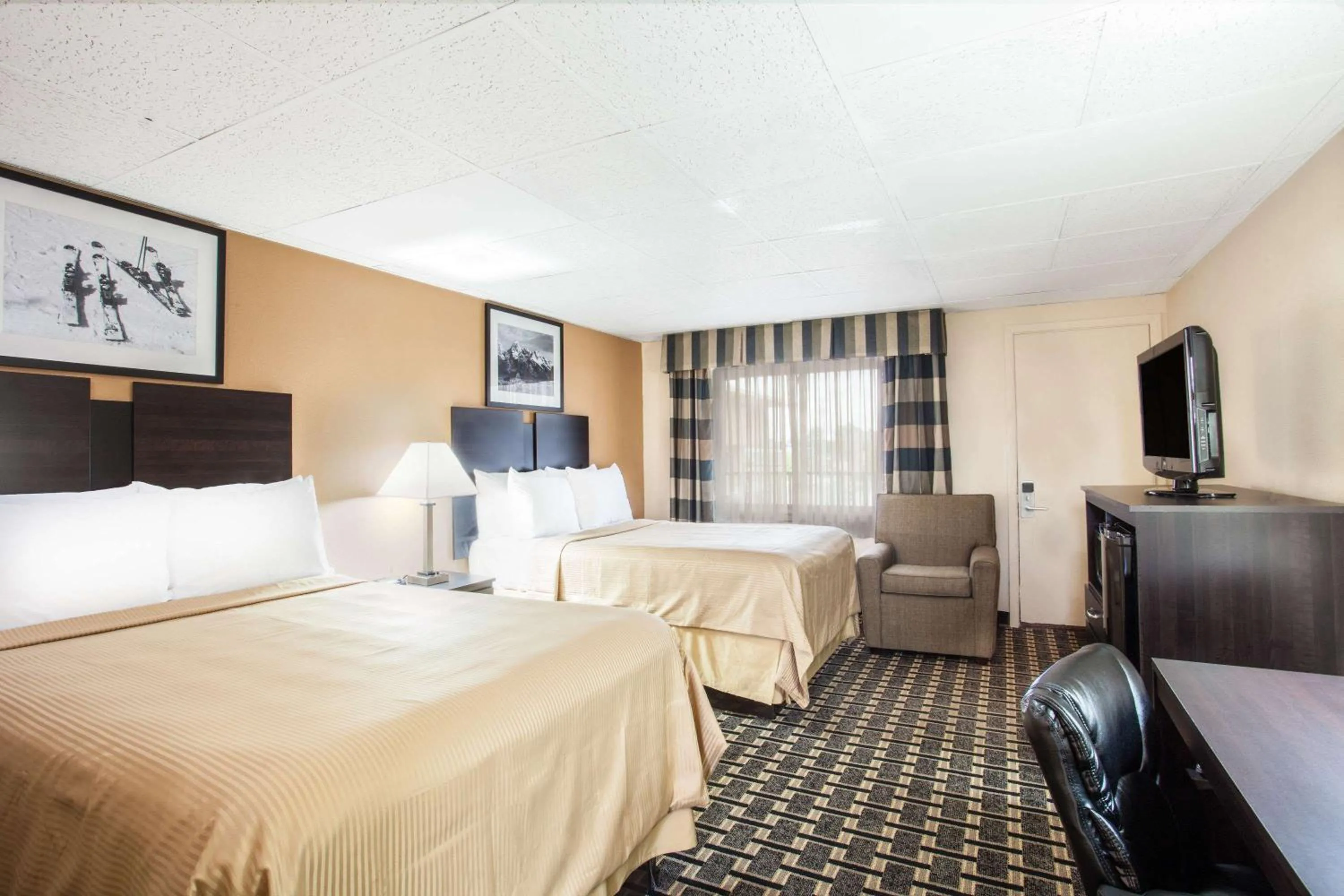 Photo of the whole room, Bed in Travelodge by Wyndham South Burlington