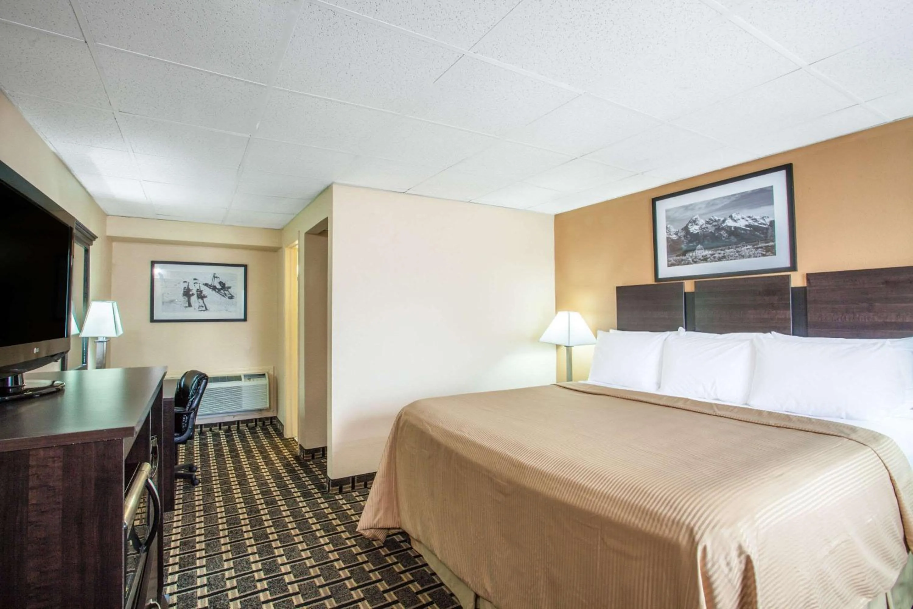 Photo of the whole room, Bed in Travelodge by Wyndham South Burlington