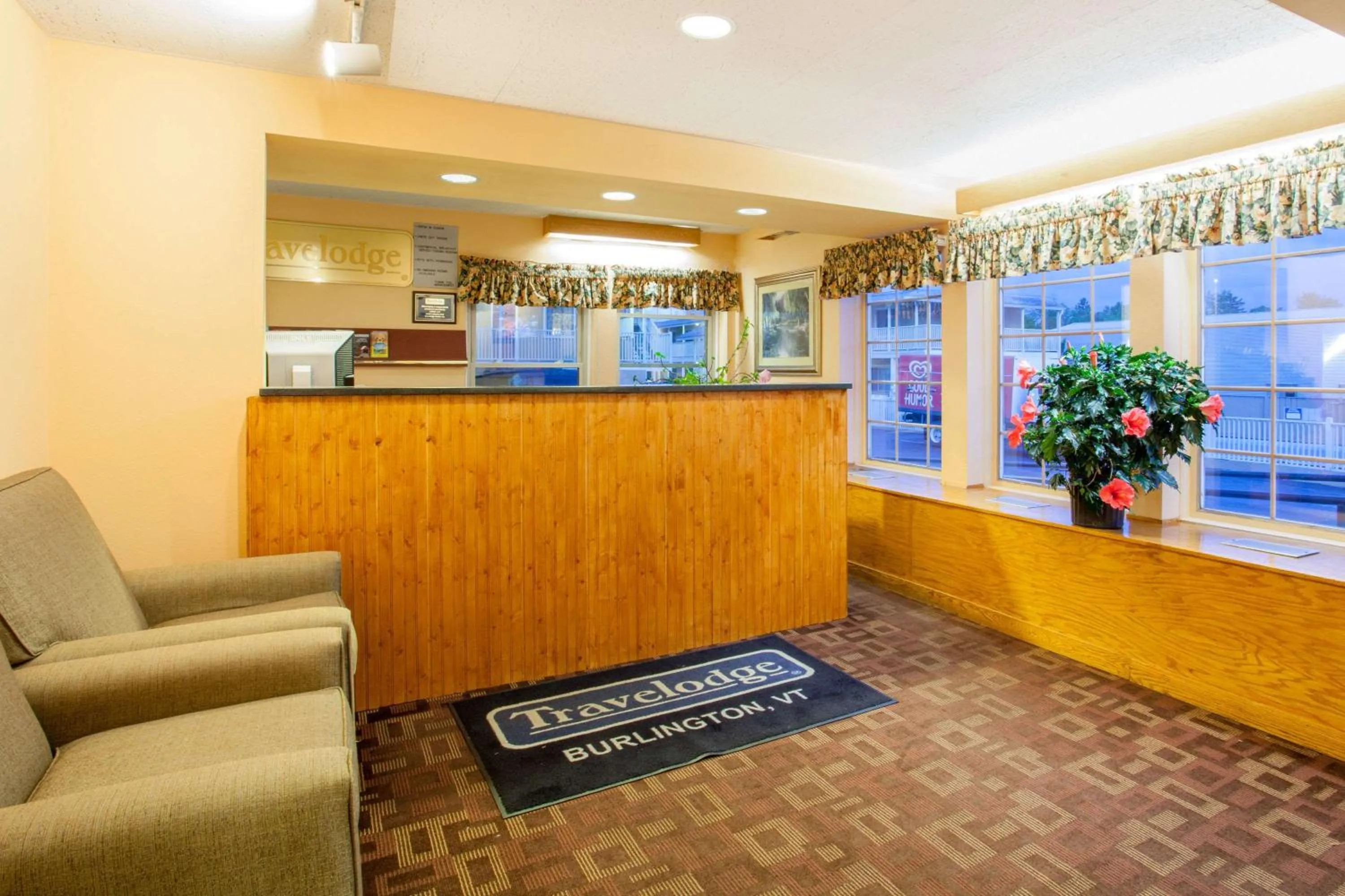Lobby or reception in Travelodge by Wyndham South Burlington