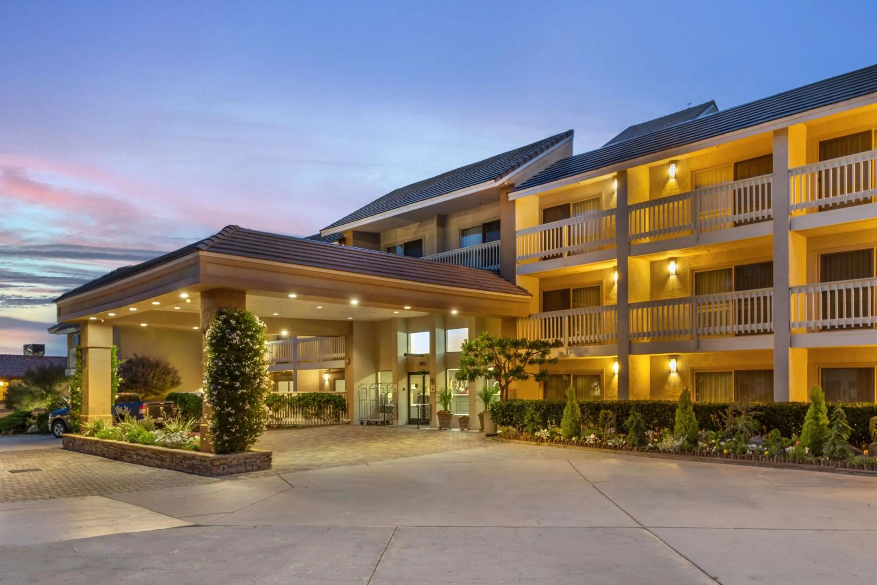Property building in Best Western Plus Monterey Inn