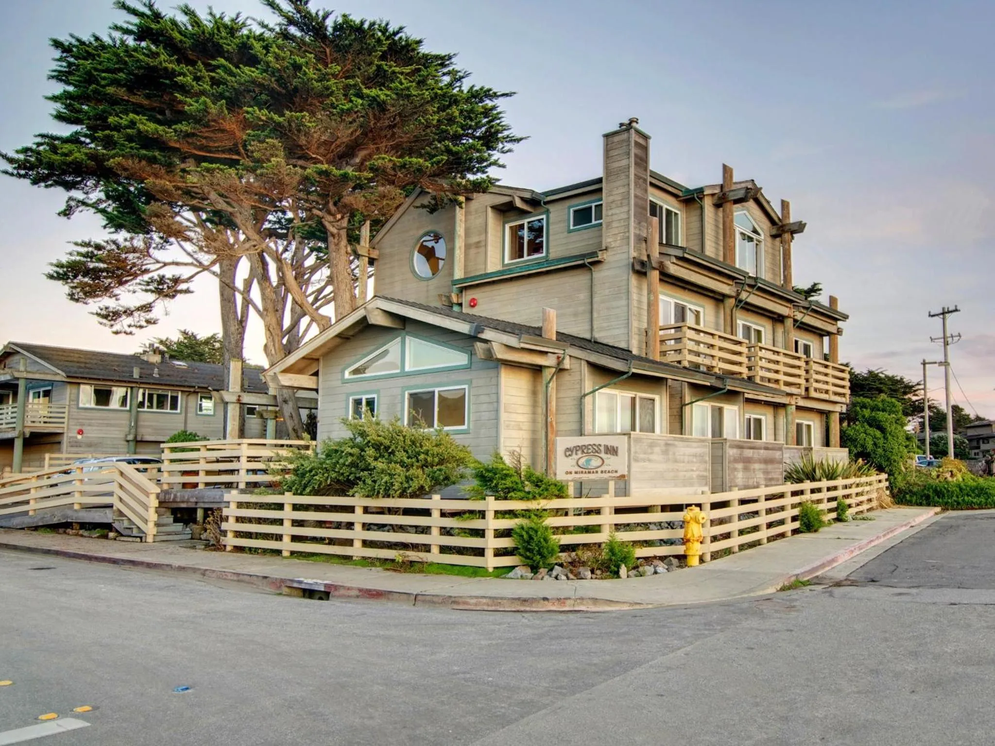 Facade/entrance in Cypress Inn on Miramar Beach