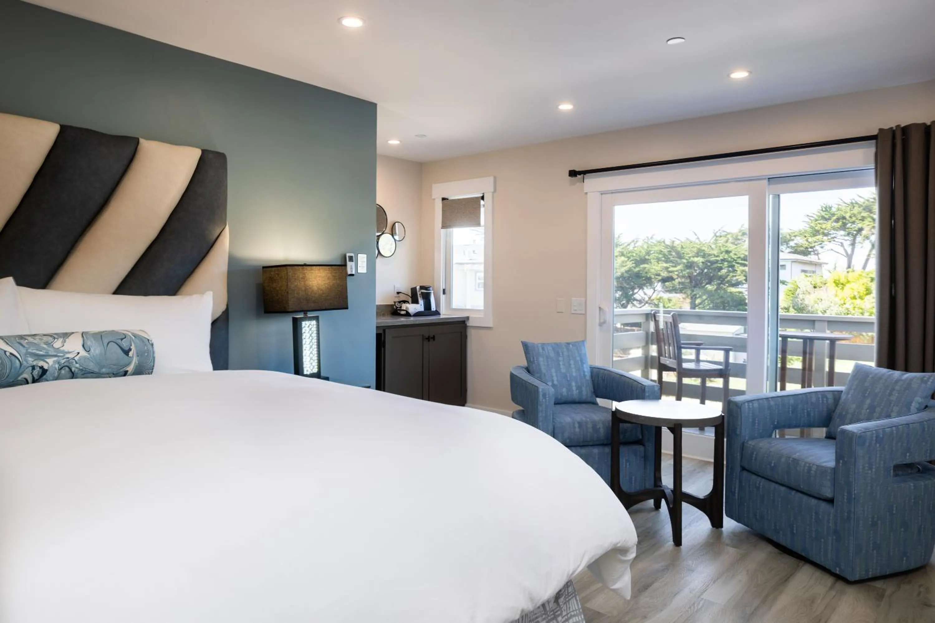 Bedroom, Bed in Cypress Inn on Miramar Beach