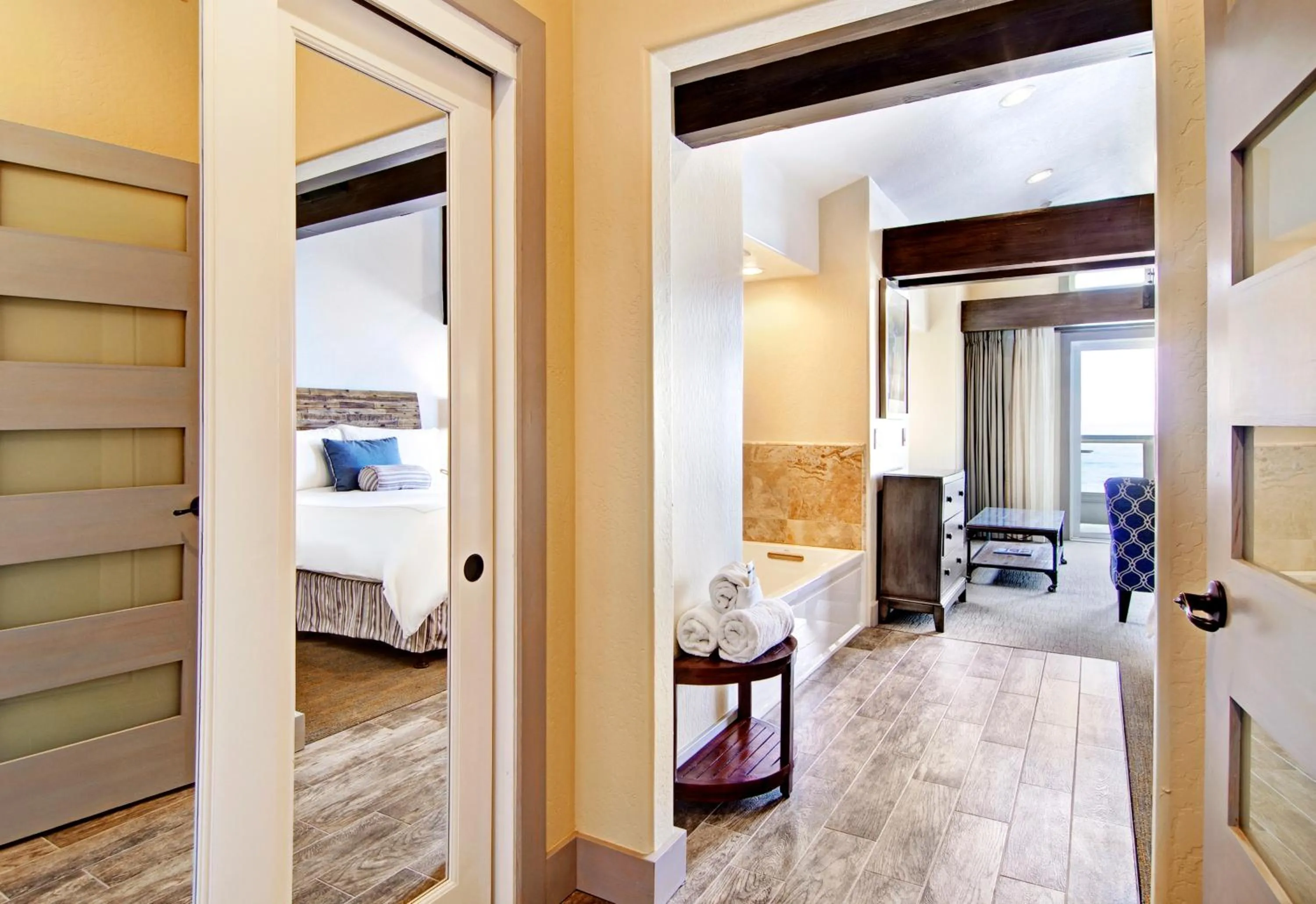 Seating area, Bed in Cypress Inn on Miramar Beach