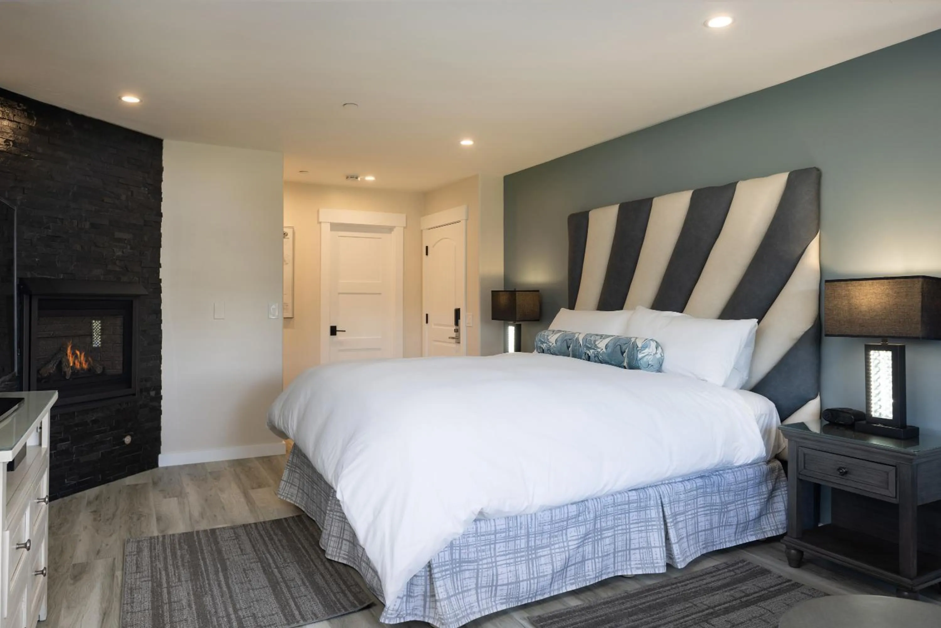 Bed in Cypress Inn on Miramar Beach