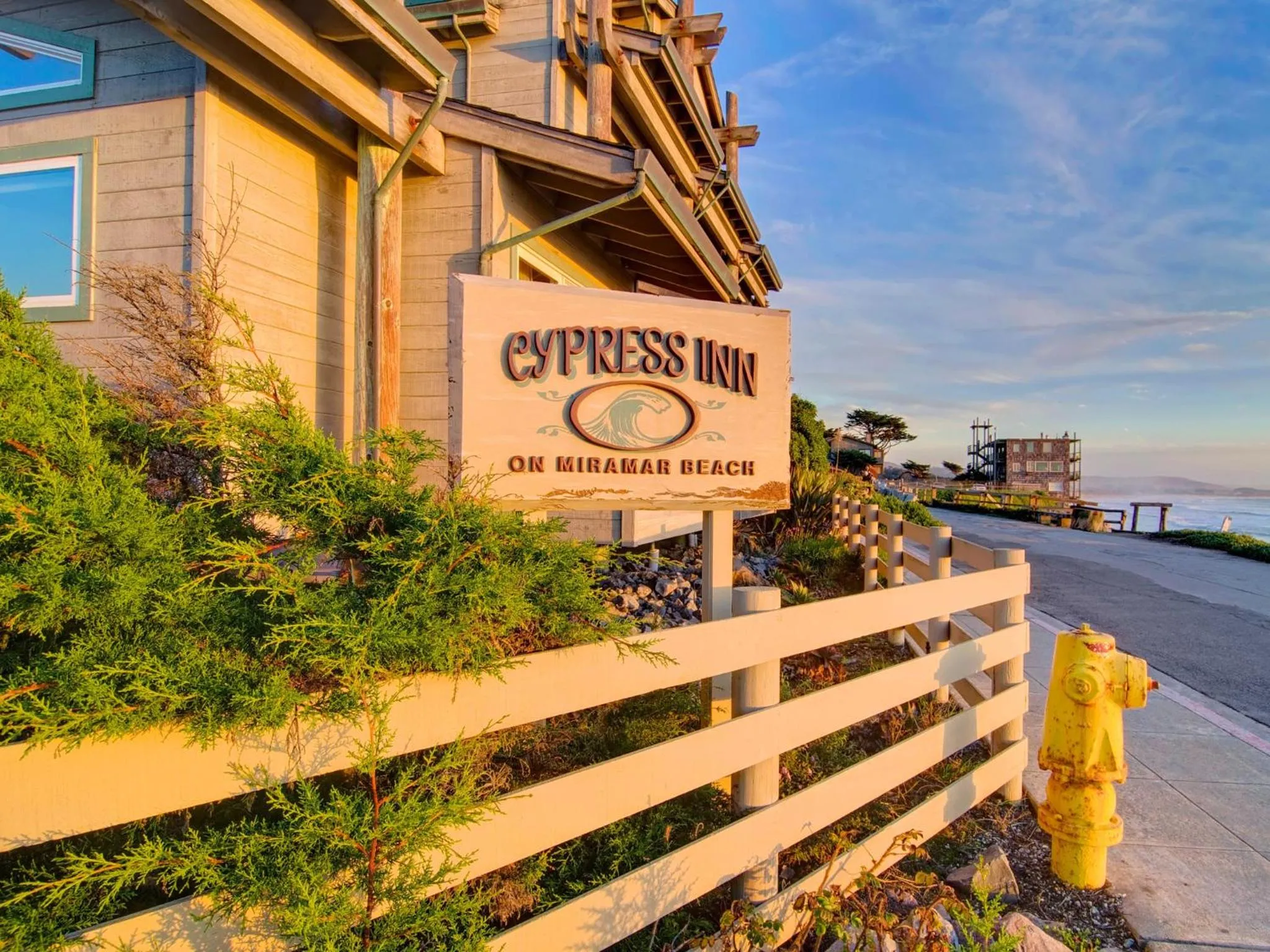 Facade/entrance in Cypress Inn on Miramar Beach