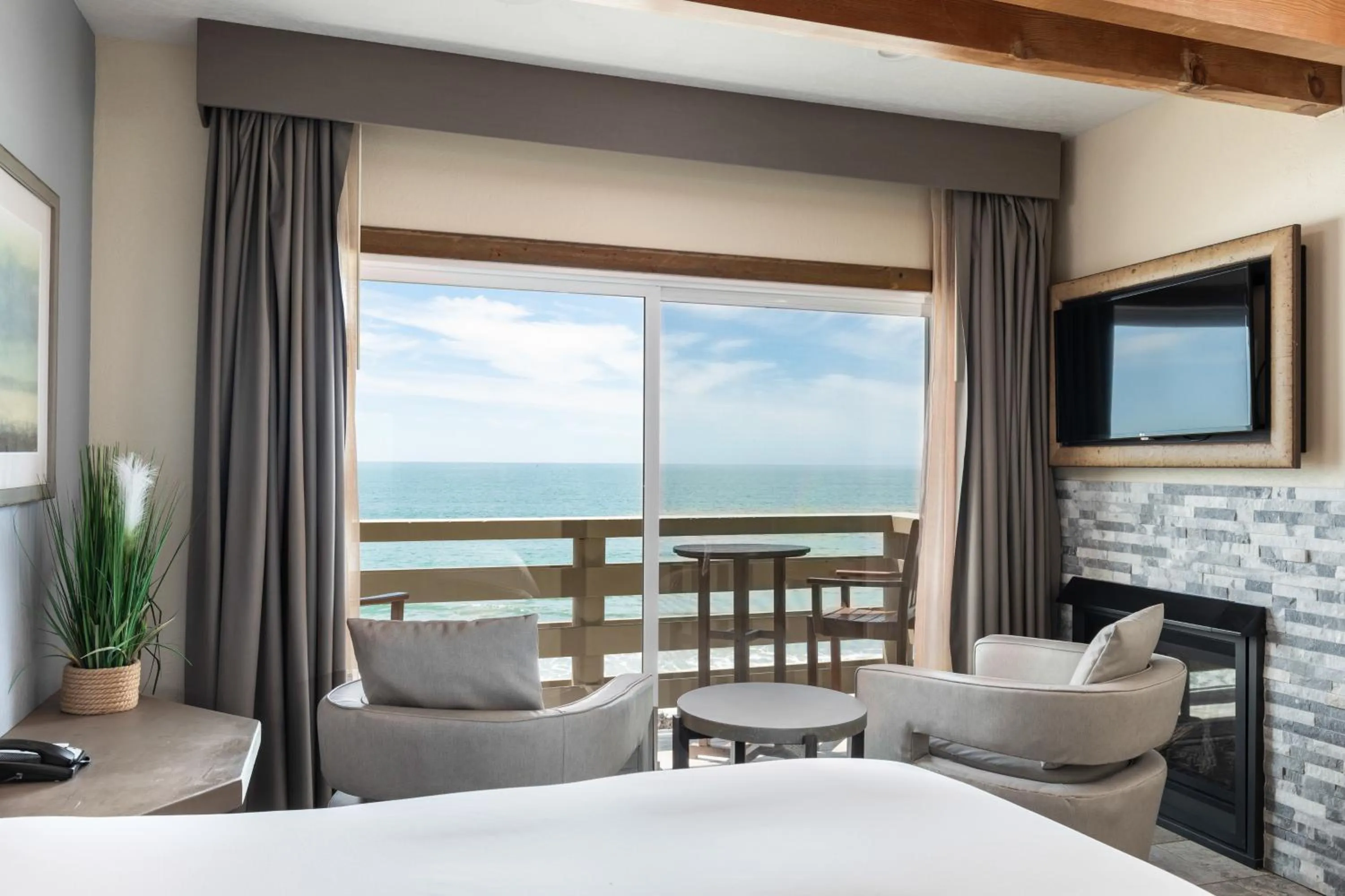 Bed in Cypress Inn on Miramar Beach