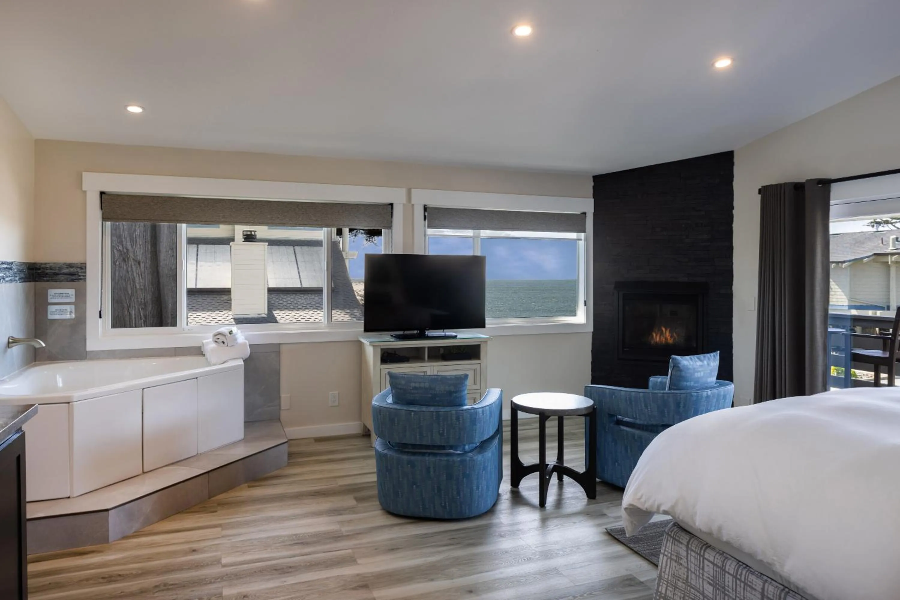 Bedroom, Bed in Cypress Inn on Miramar Beach