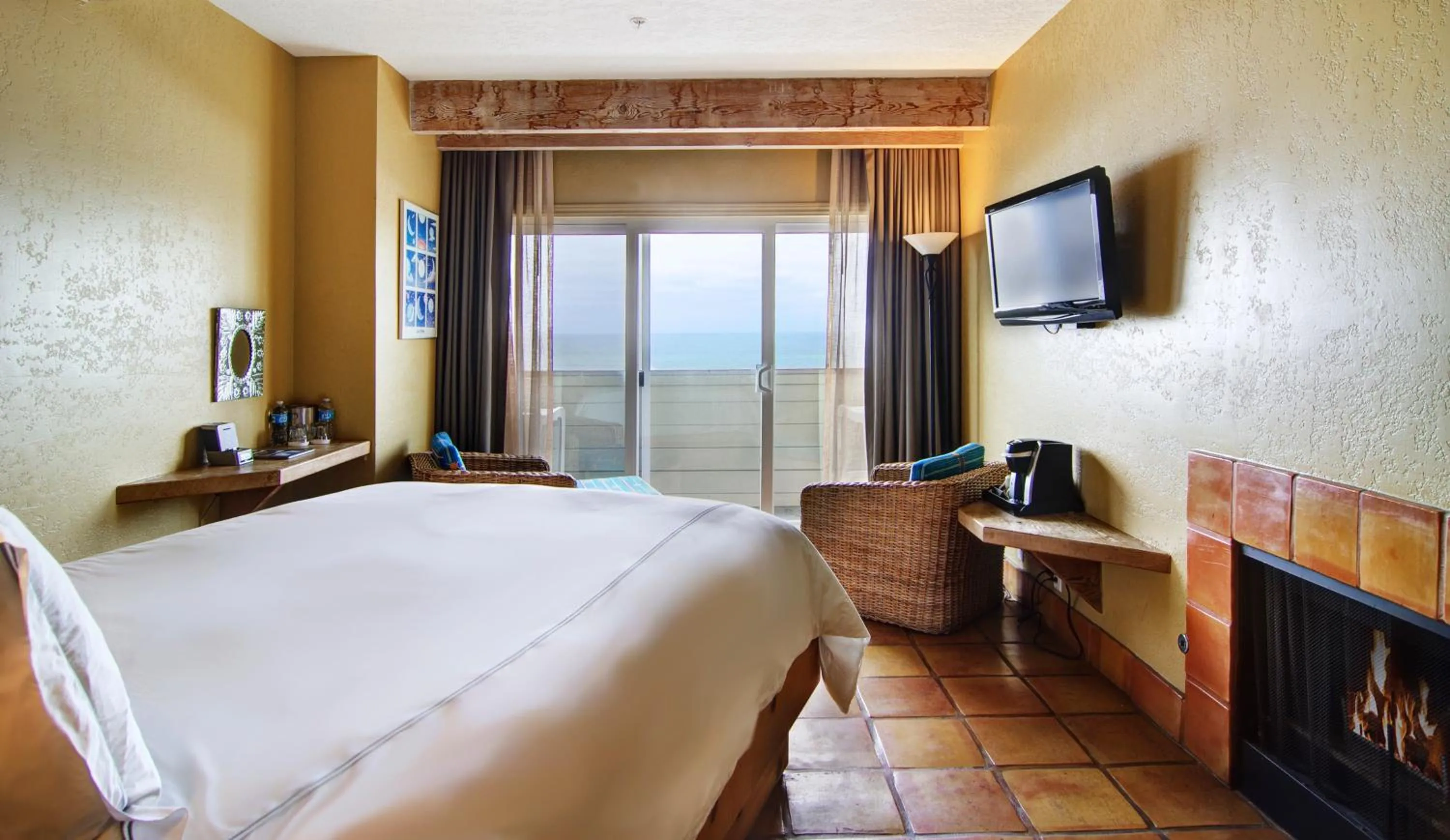 Bedroom, Bed in Cypress Inn on Miramar Beach