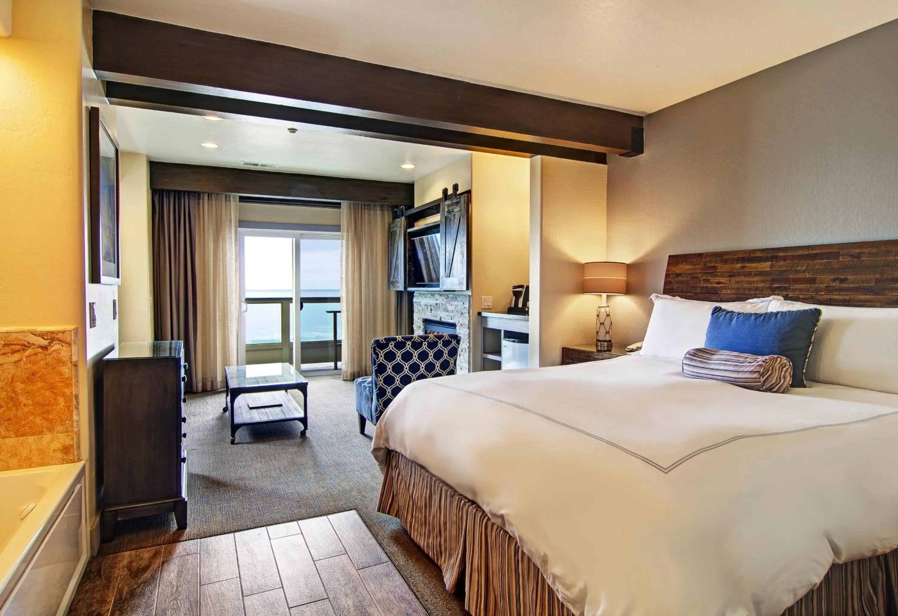 Seating area, Bed in Cypress Inn on Miramar Beach