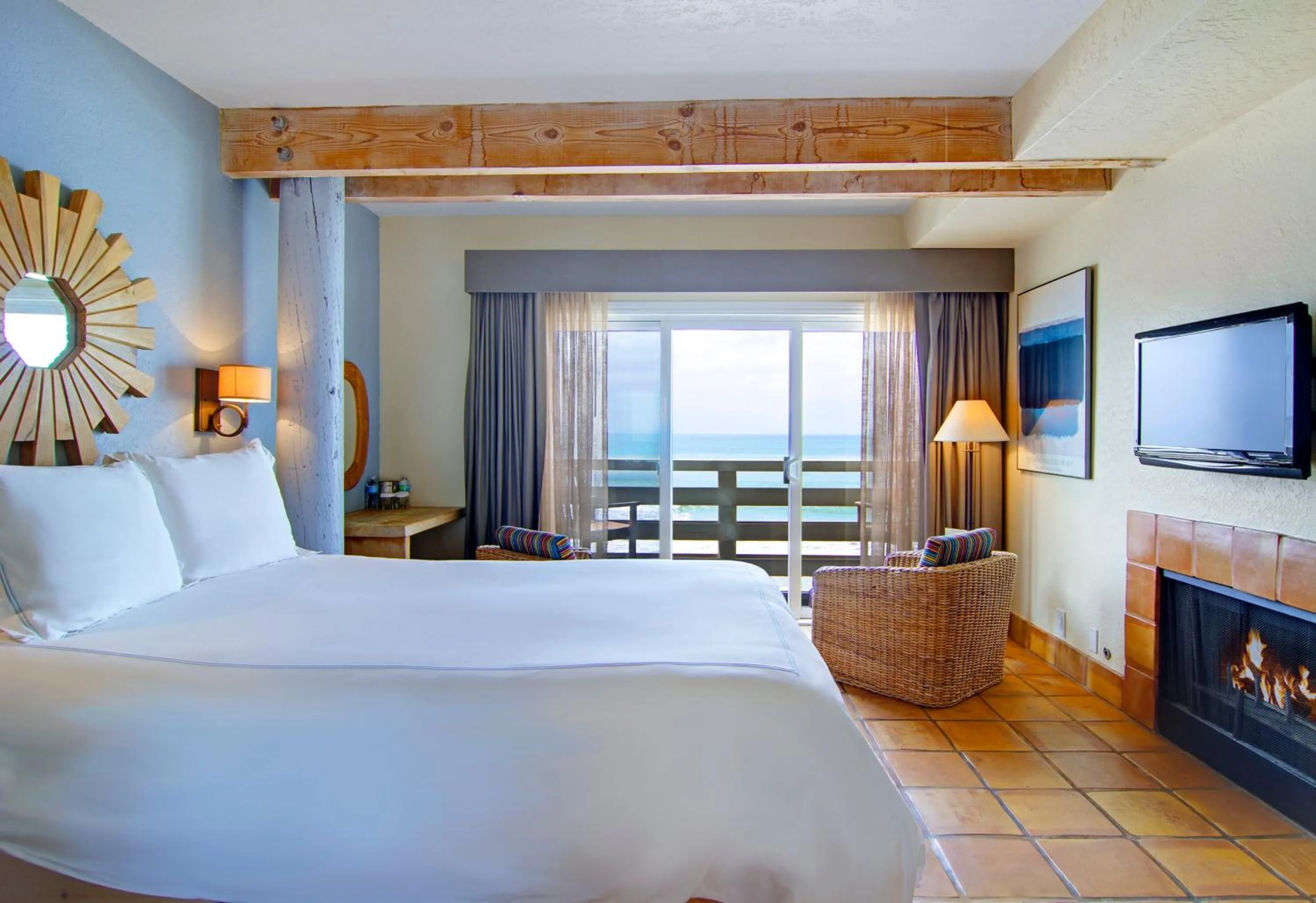 Seating area, Bed in Cypress Inn on Miramar Beach