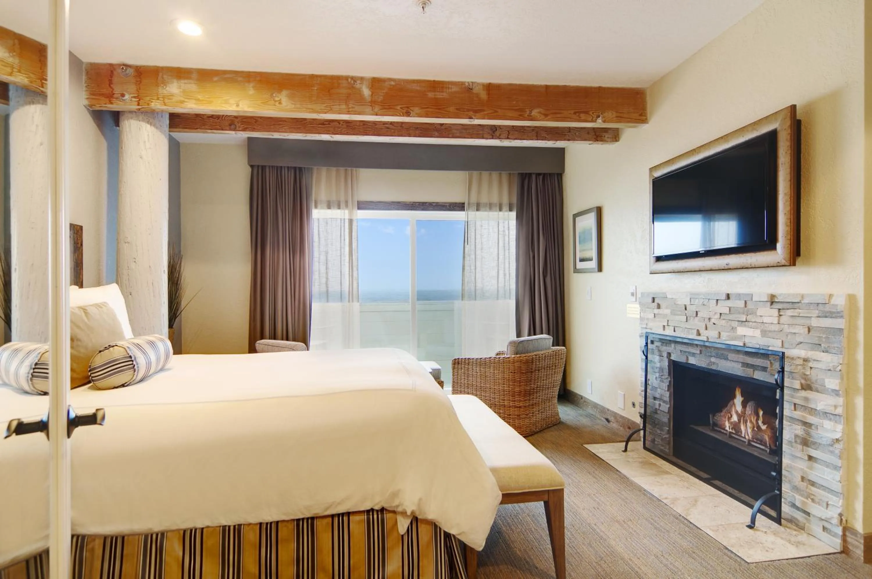 Bedroom, Bed in Cypress Inn on Miramar Beach