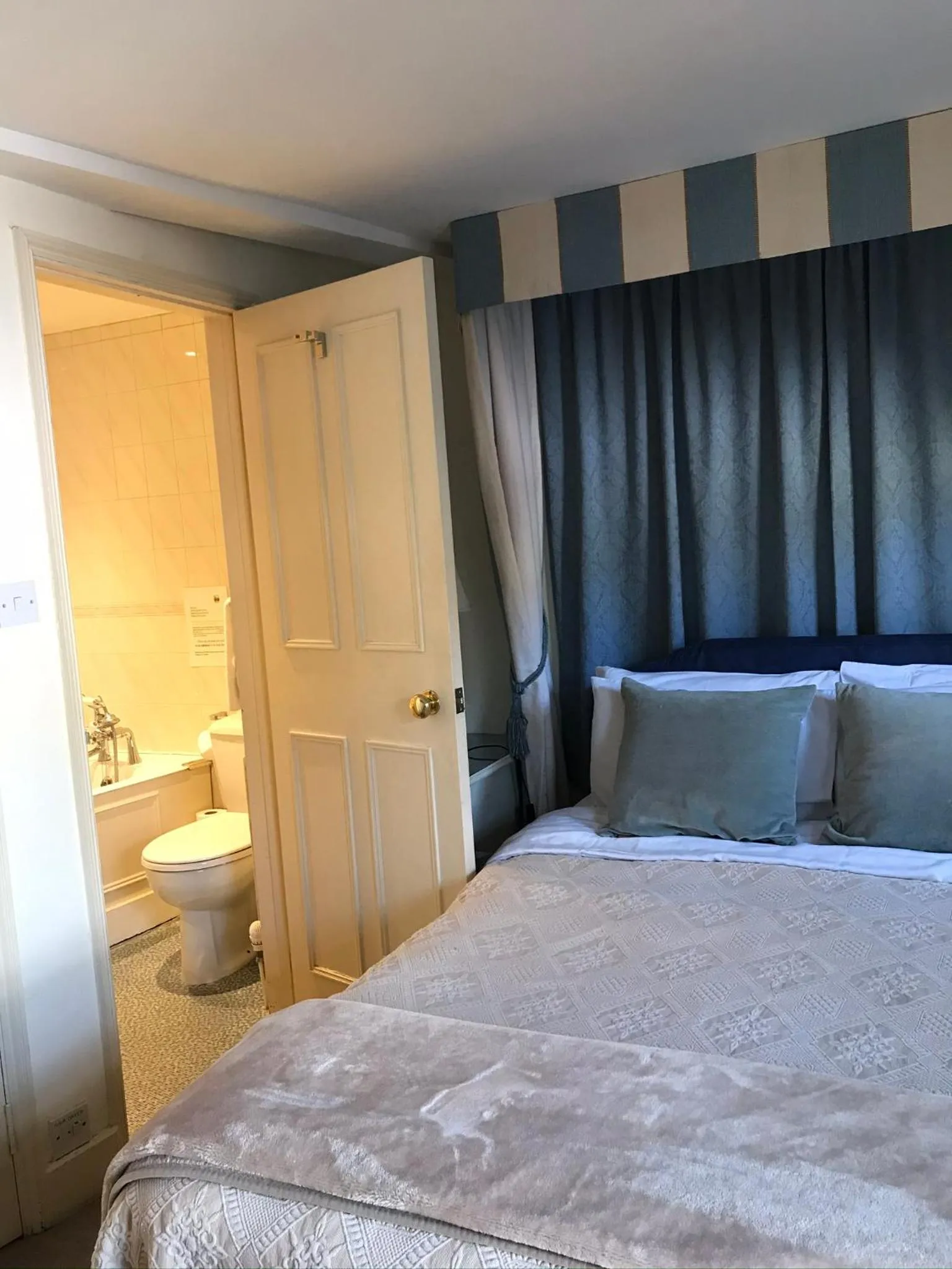 Bed in Bath Place Hotel