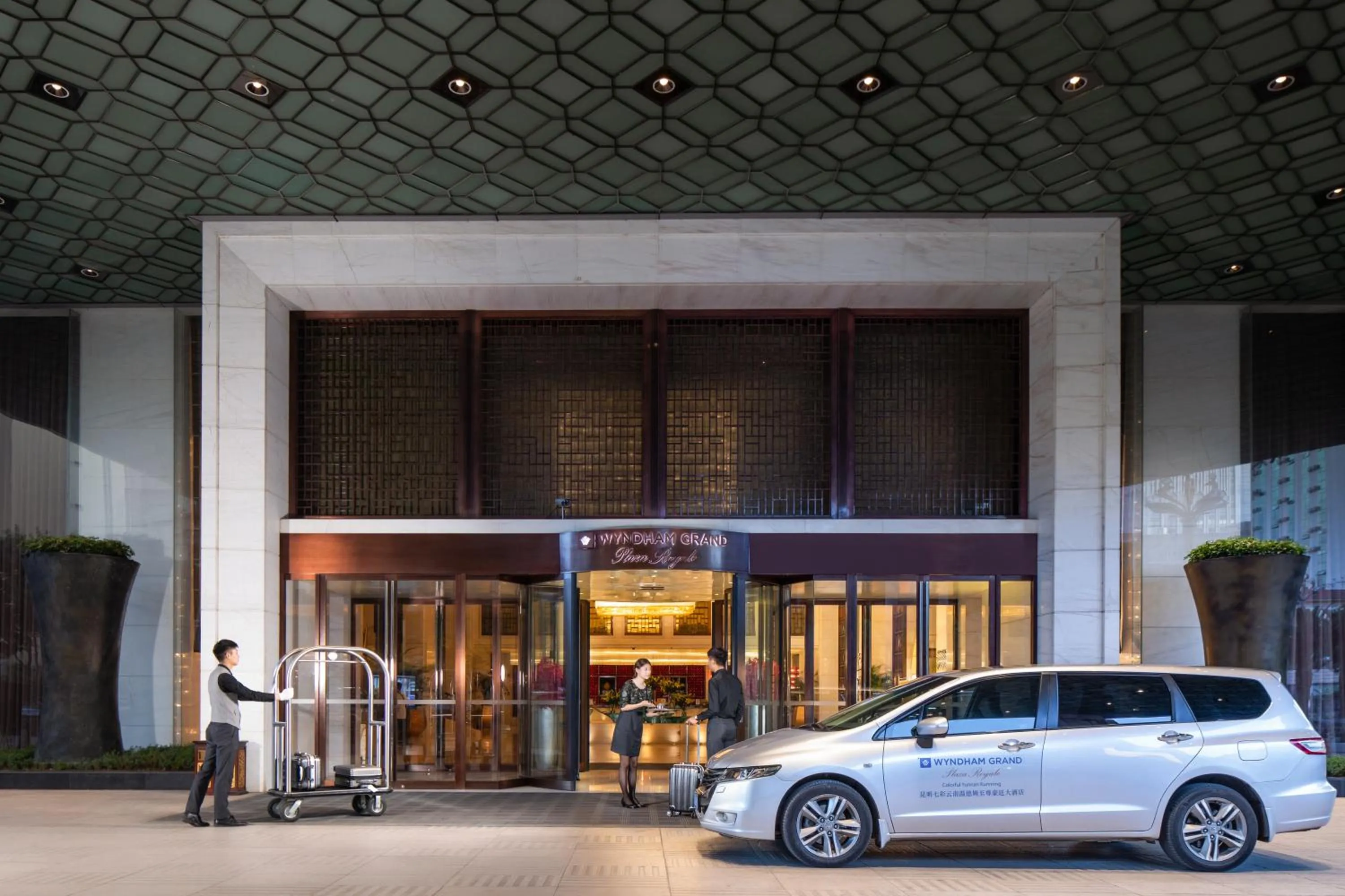 Facade/entrance in Wyndham Grand Plaza Royale Colorful Yunnan