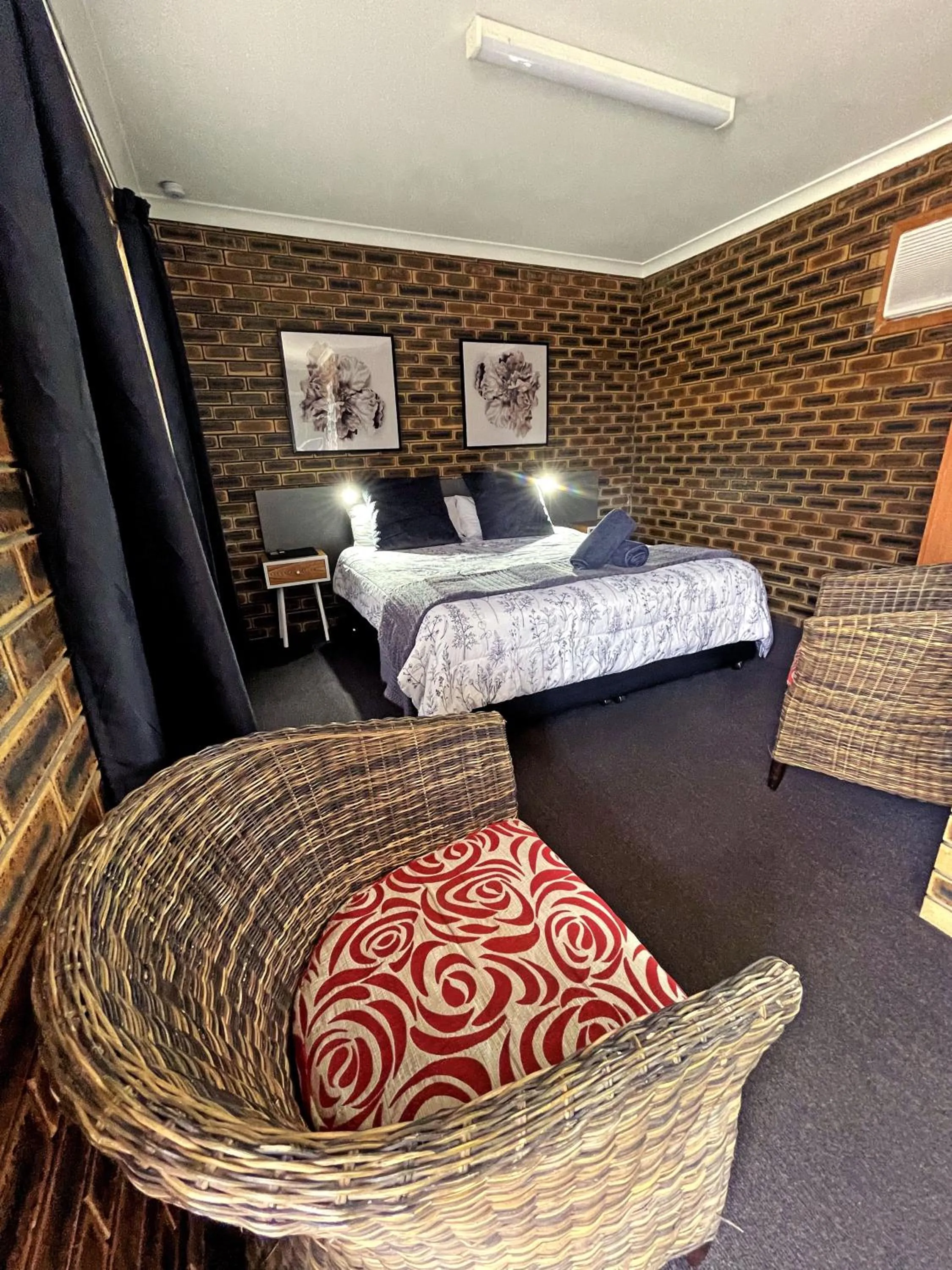 Bed in Squatters Homestead Motel