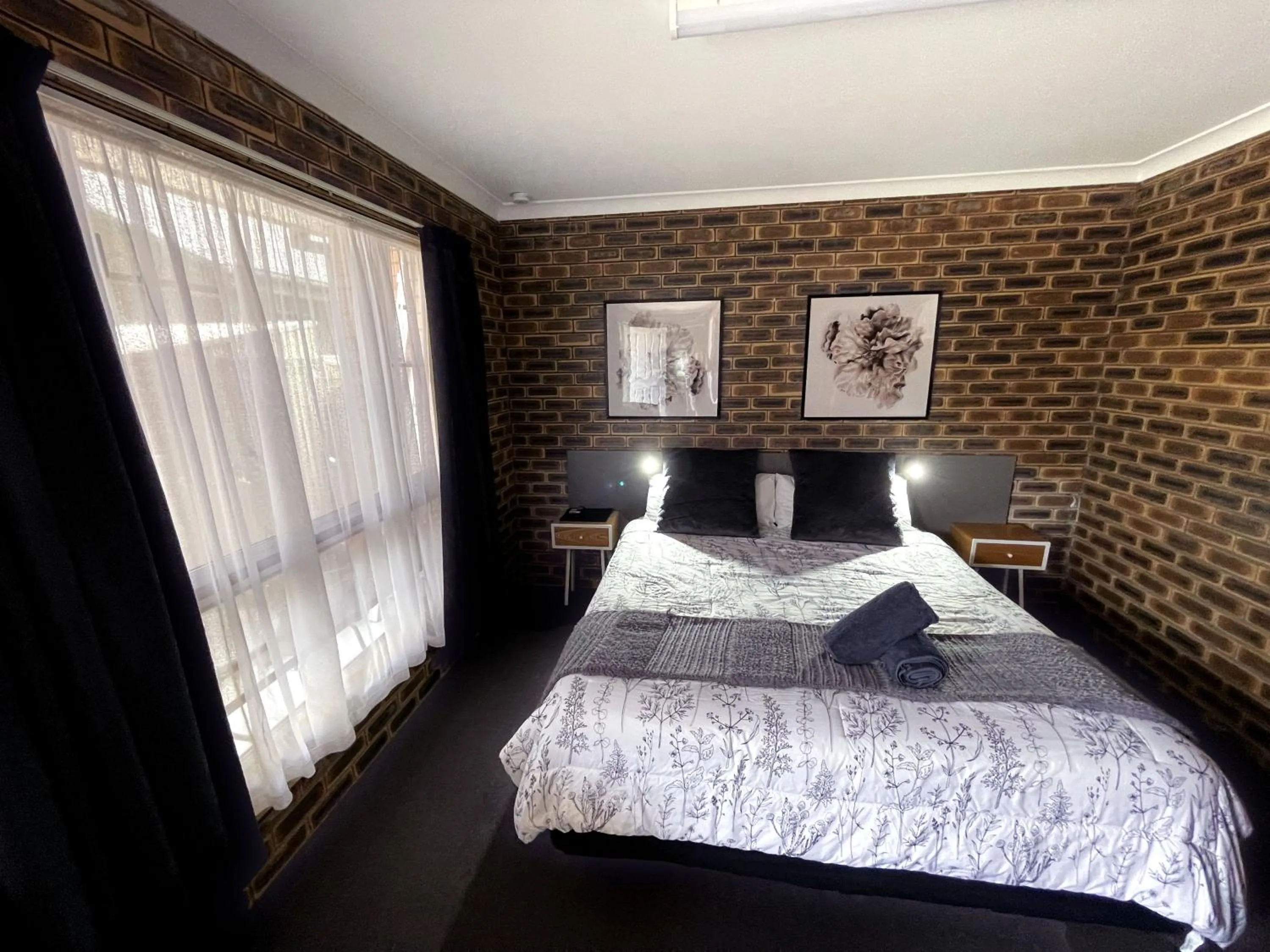 Bed in Squatters Homestead Motel