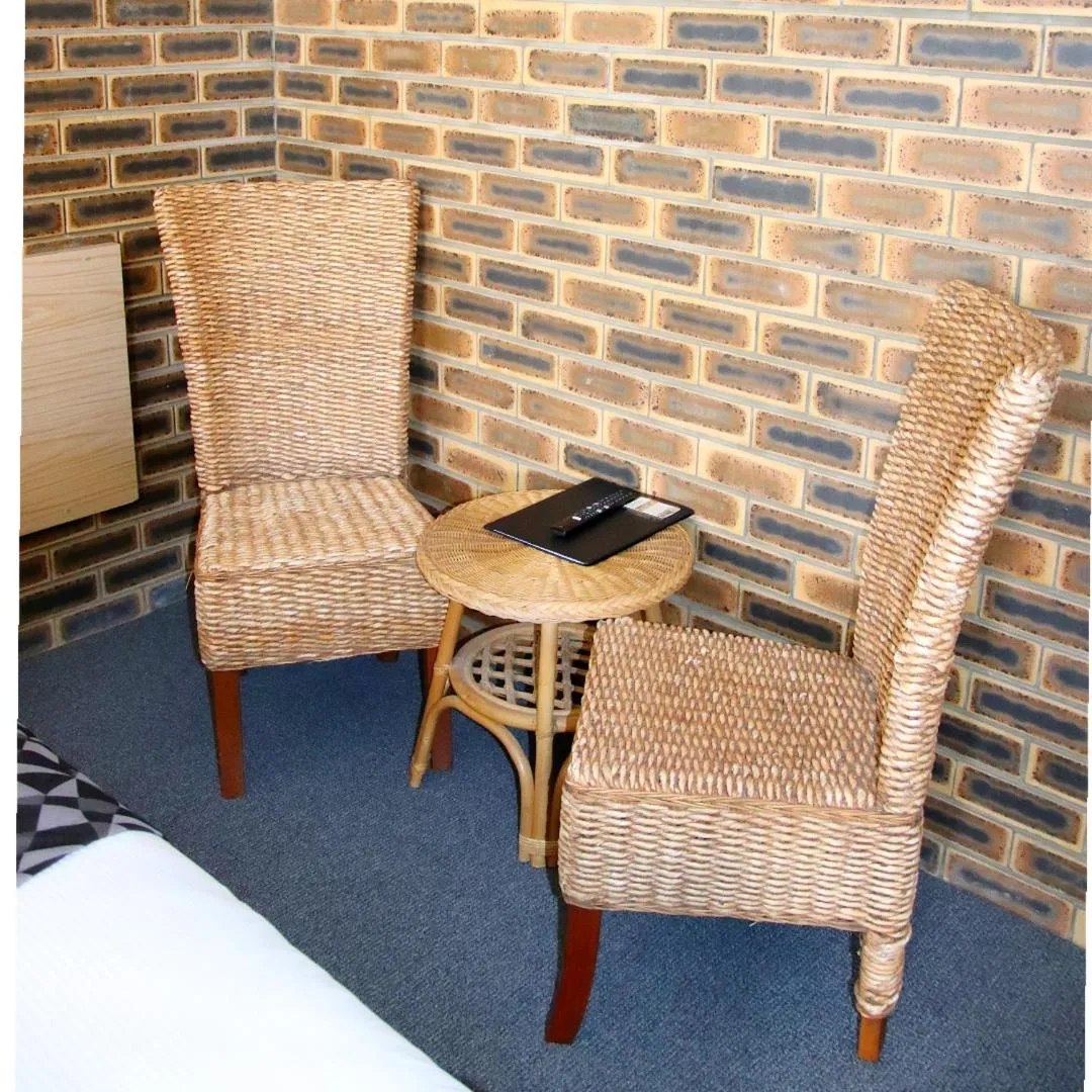 Seating area in Squatters Homestead Motel