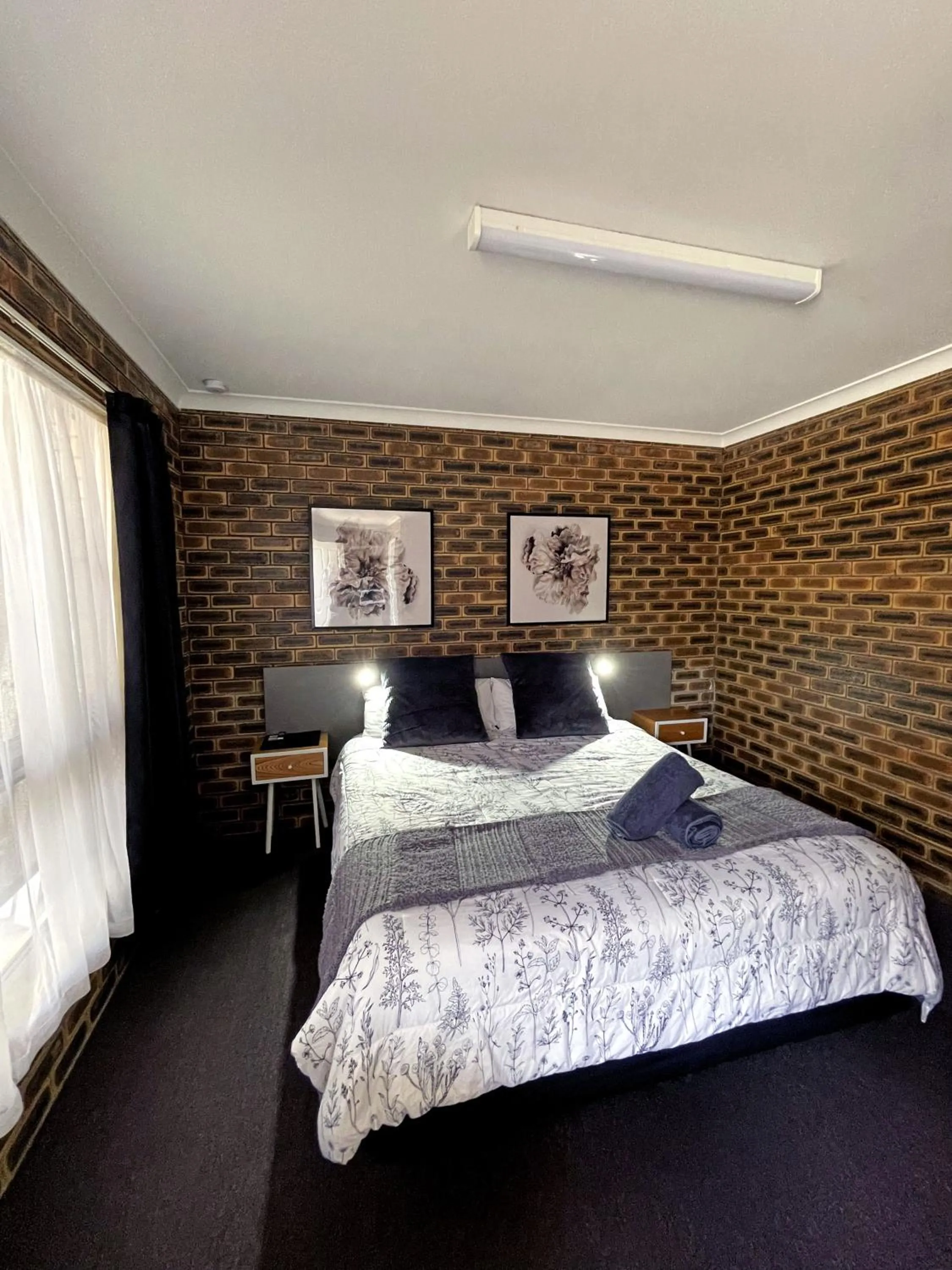 Bed in Squatters Homestead Motel