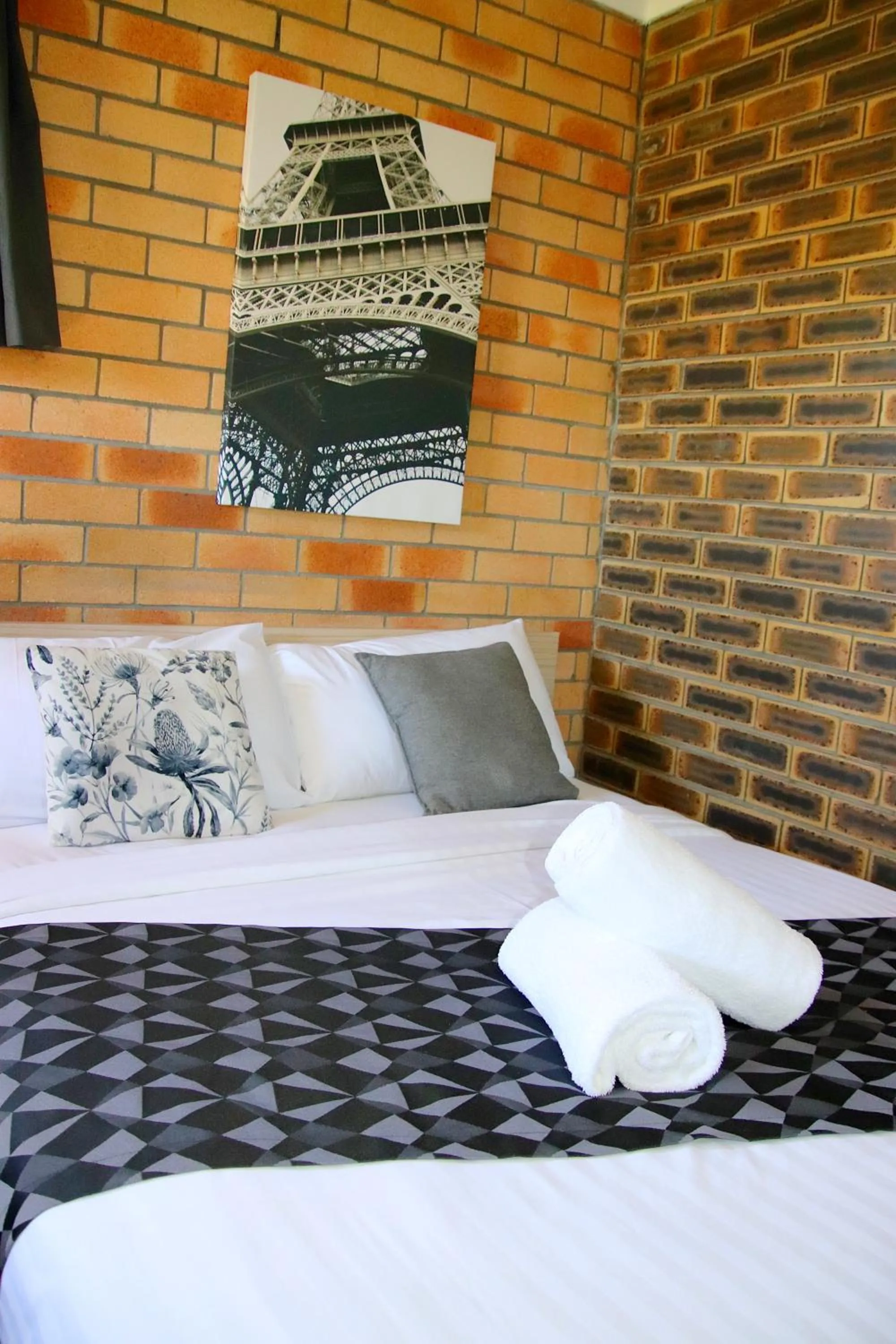 Bed in Squatters Homestead Motel