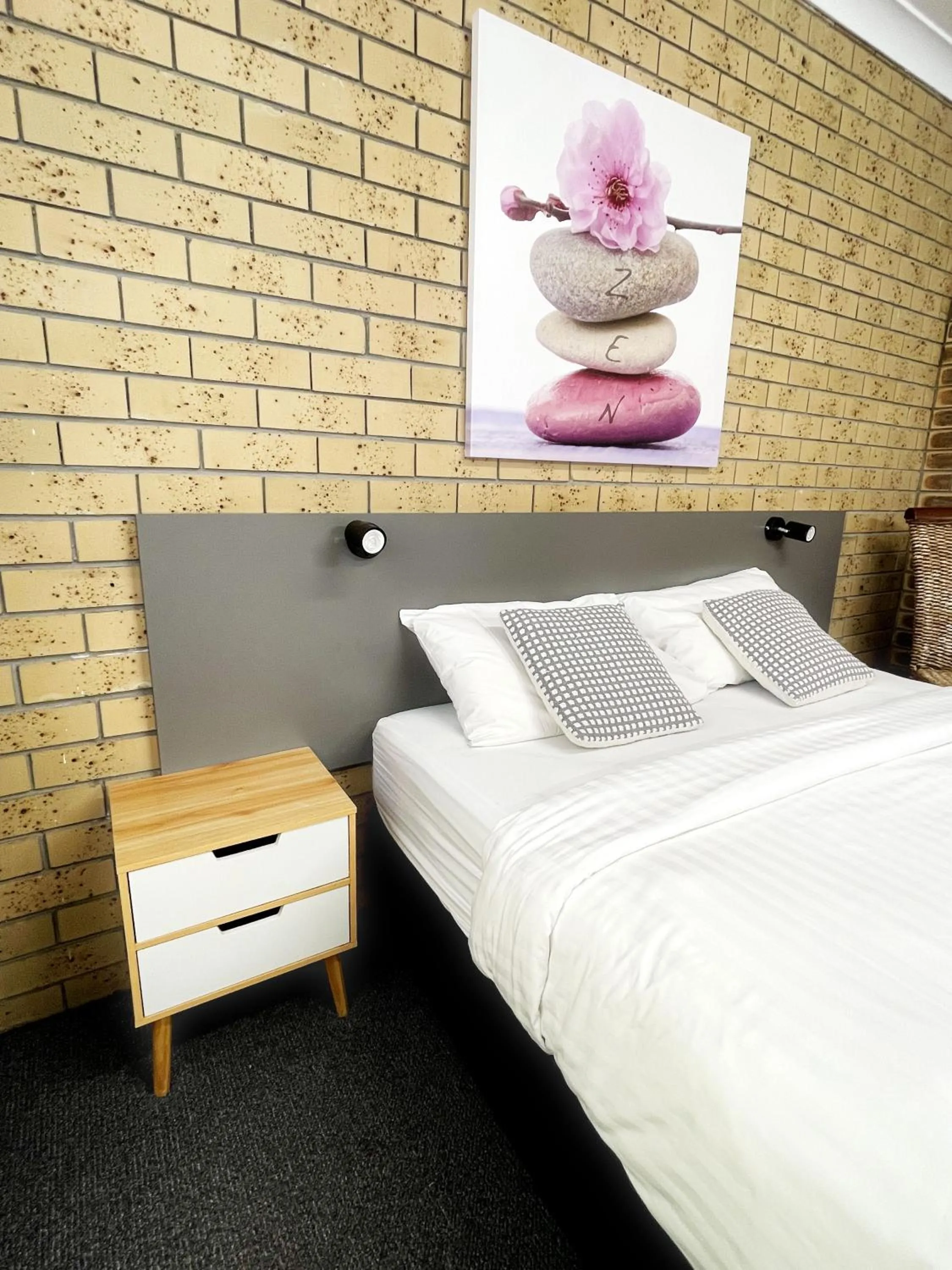 Bed in Squatters Homestead Motel