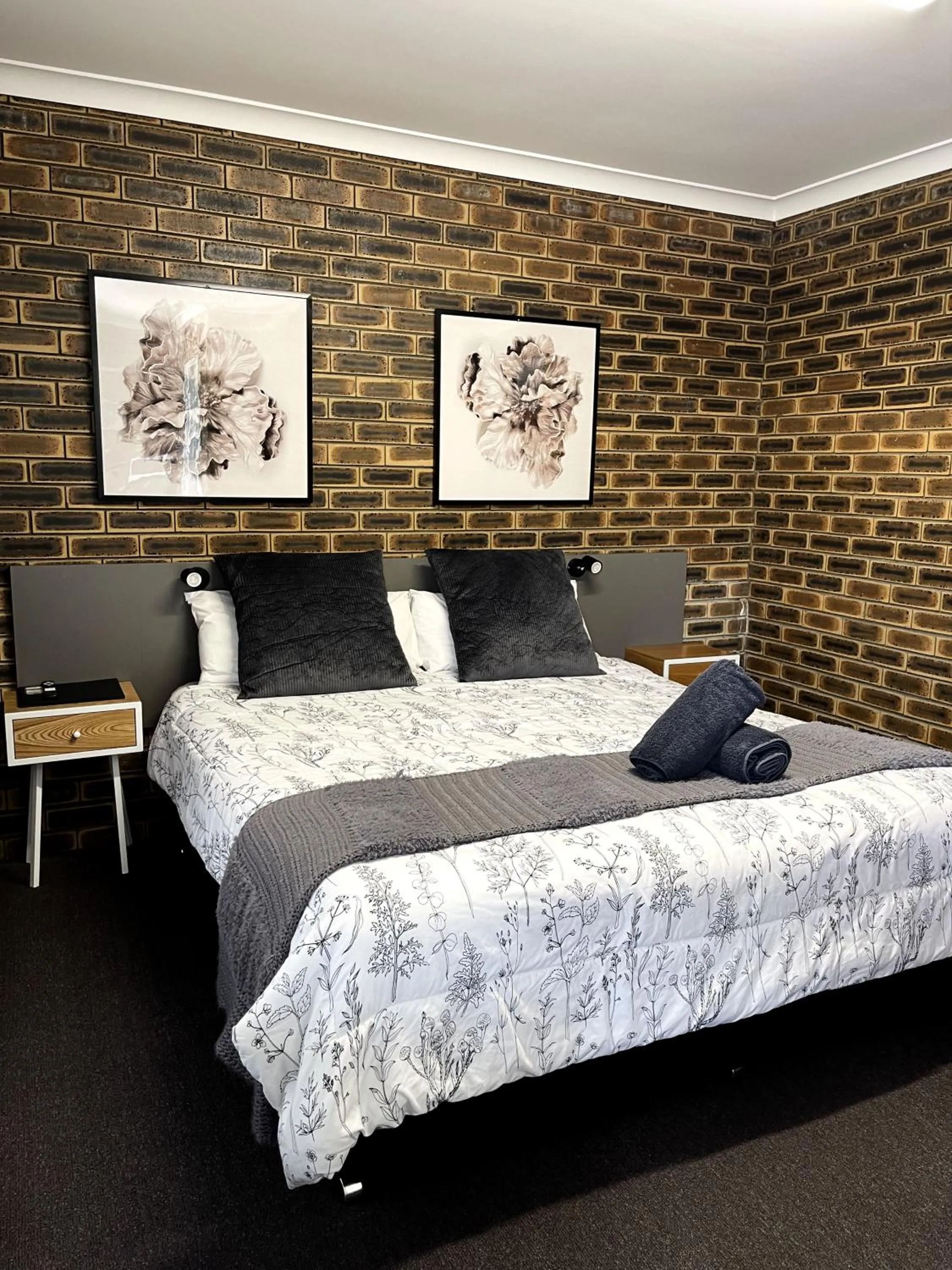 Bed in Squatters Homestead Motel