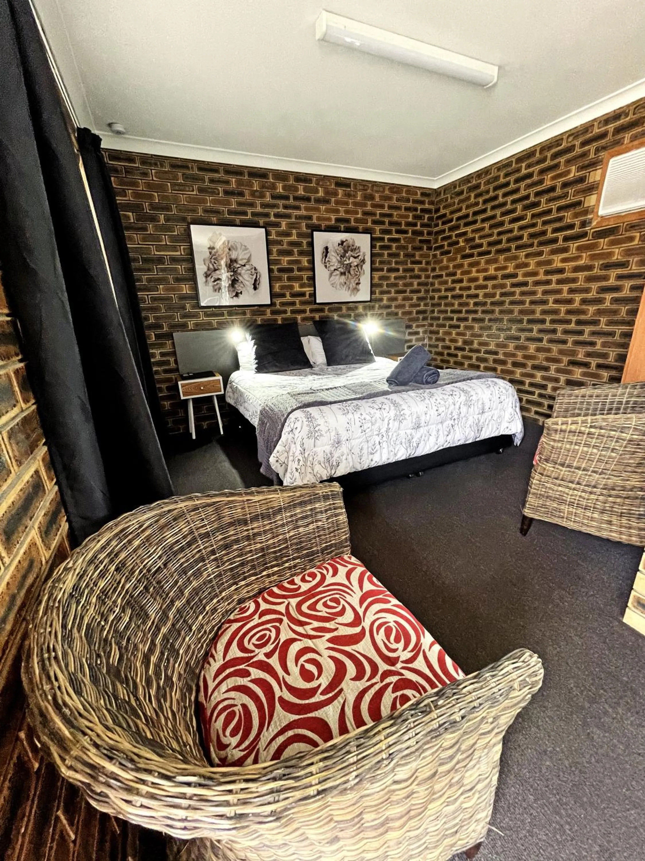 Bed in Squatters Homestead Motel