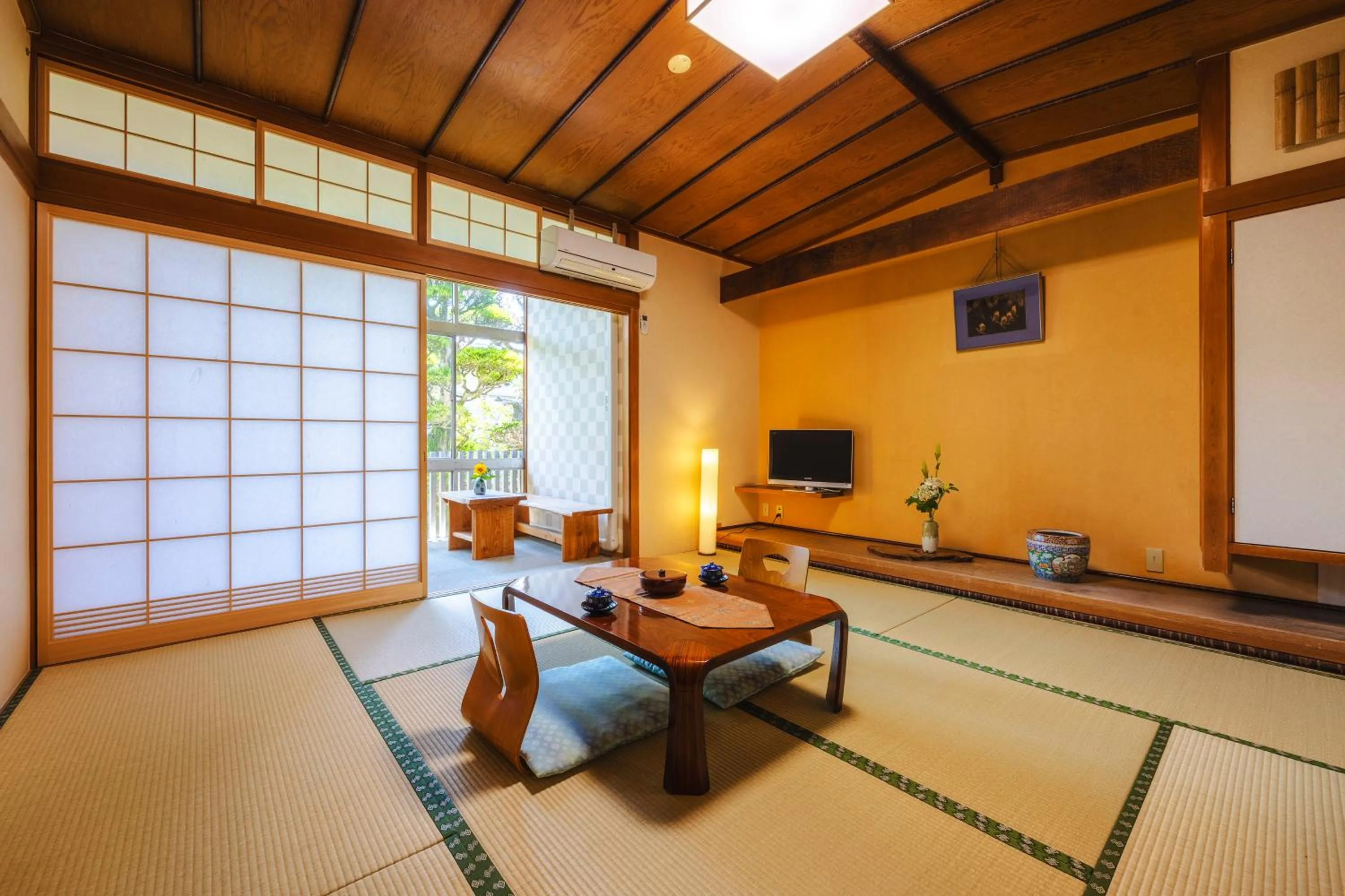 Photo of the whole room in Ryokan Marumo