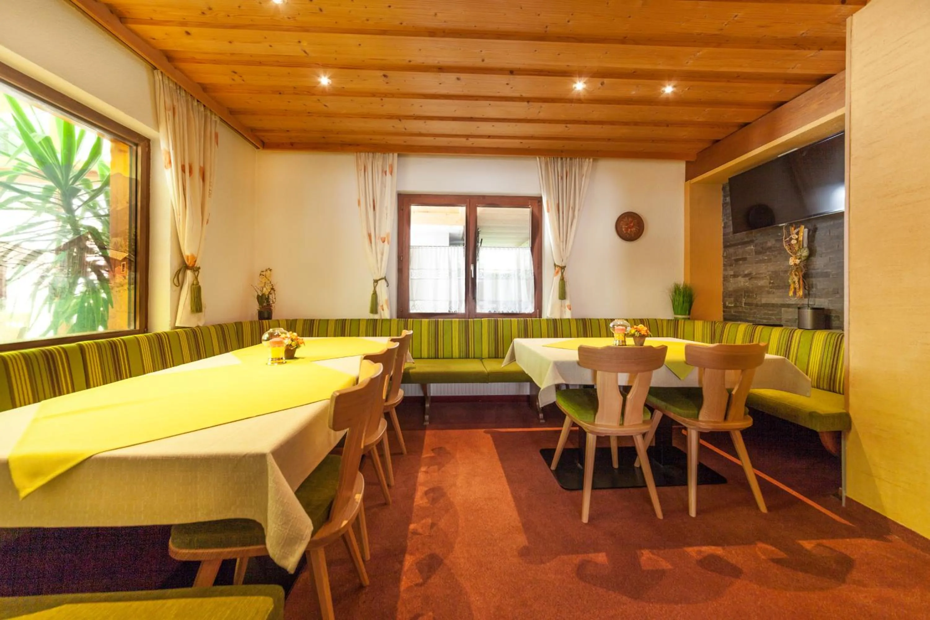 Communal lounge/ TV room in Haus Gafrina