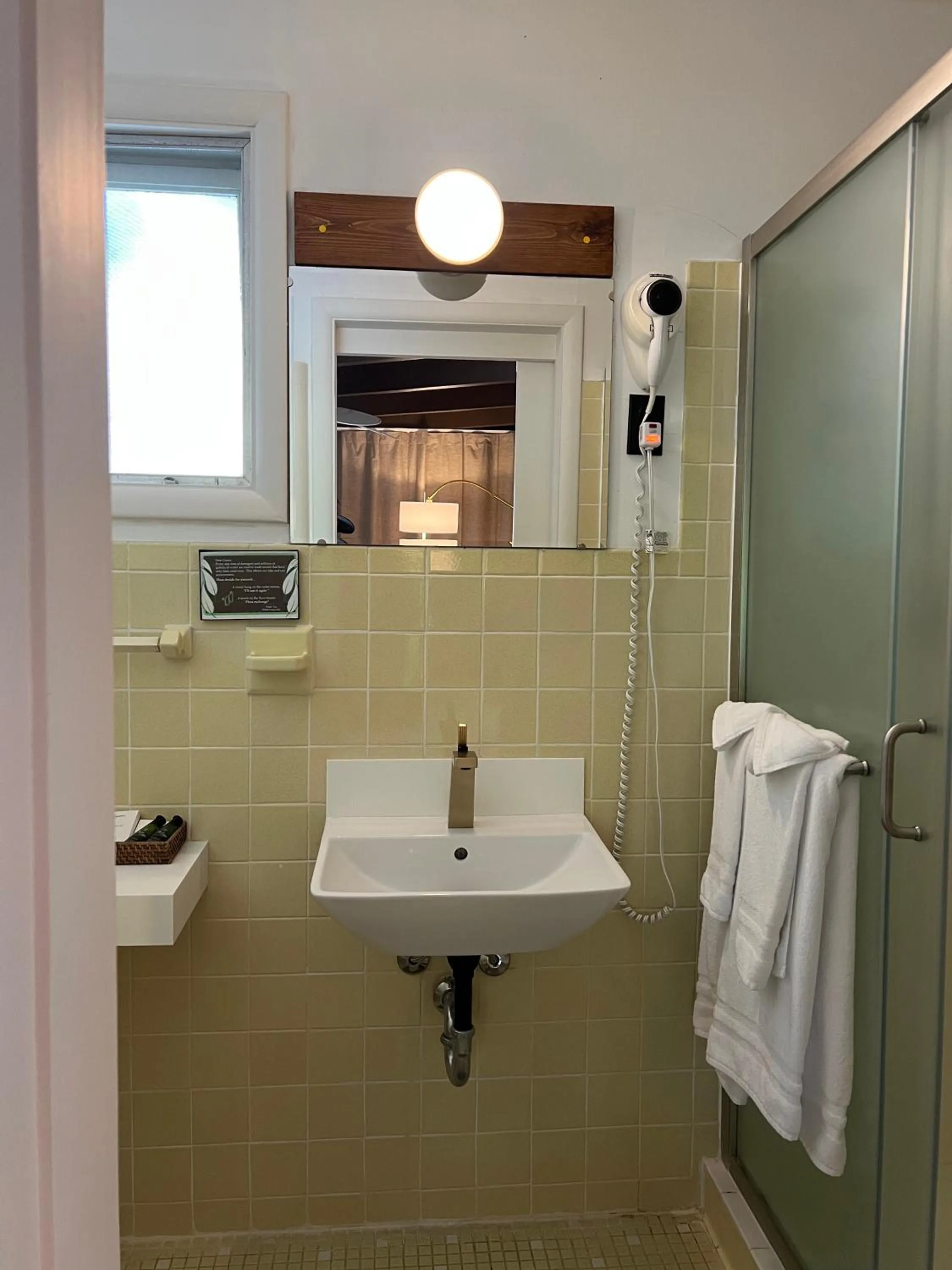 Shower in Motel Long Lake and Cottages