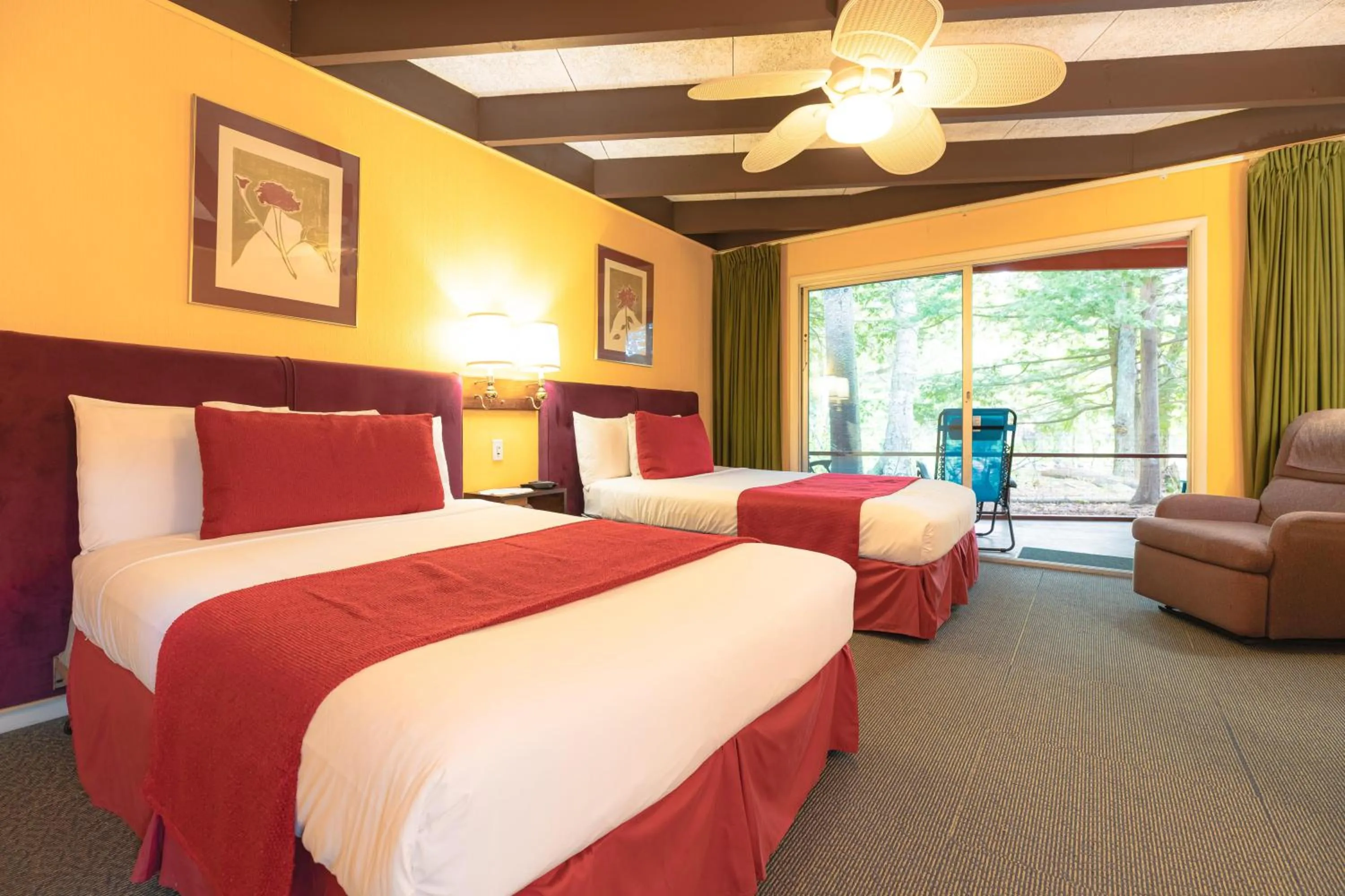 Bed in Motel Long Lake and Cottages