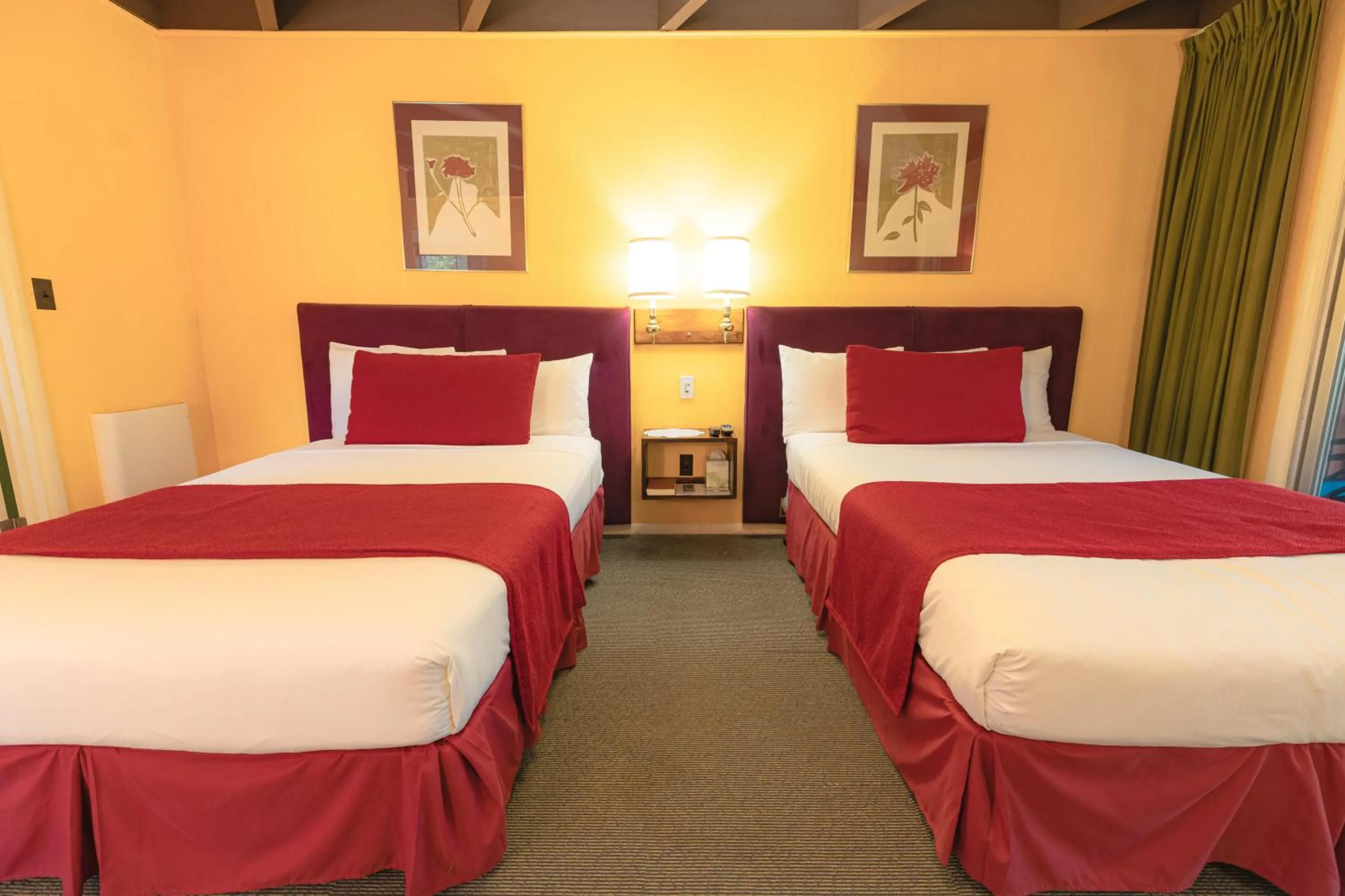 Bed in Motel Long Lake and Cottages