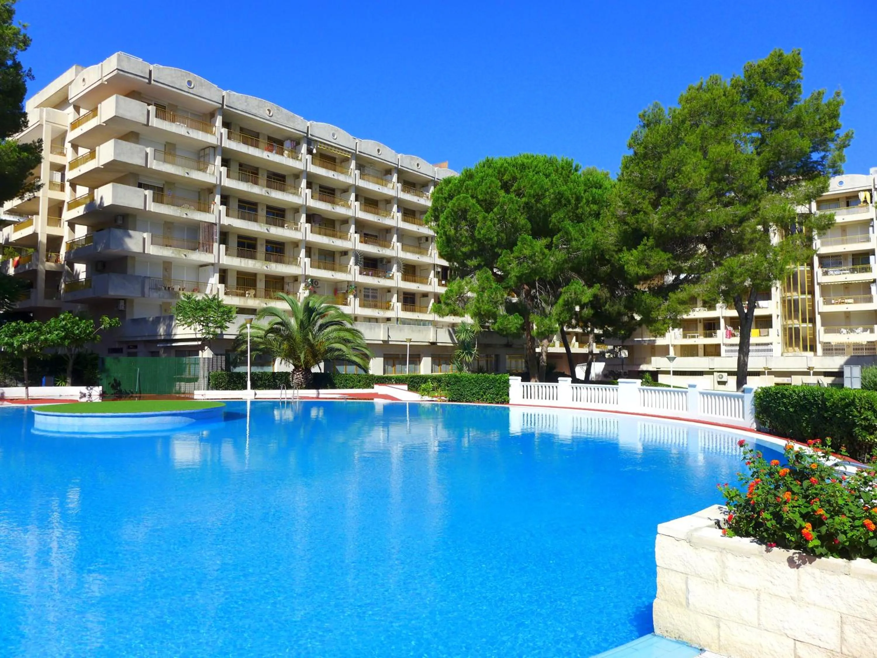 Swimming pool in Catalonia Park Apartamentos