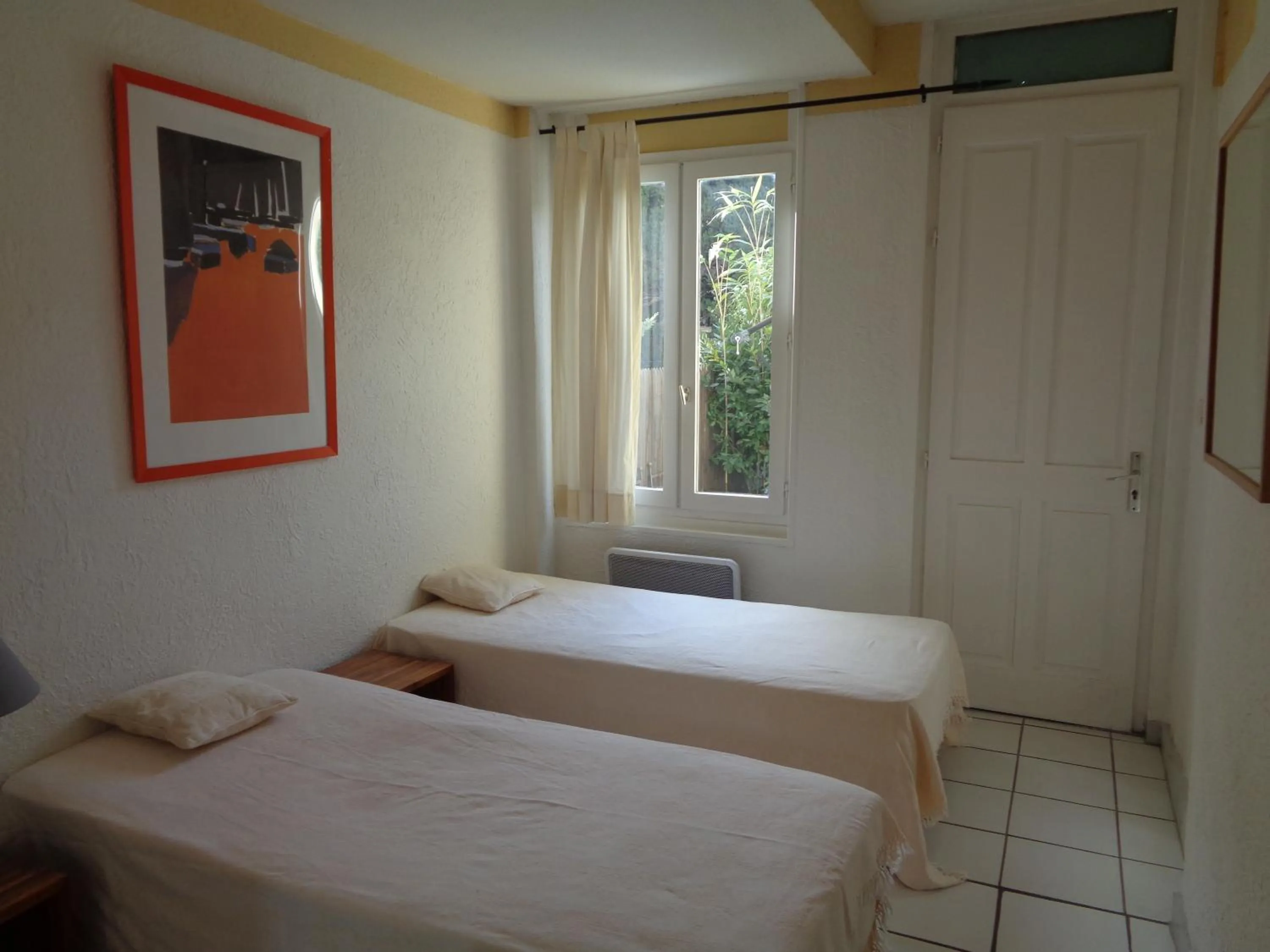 Photo of the whole room, Bed in Croisette-Oasis
