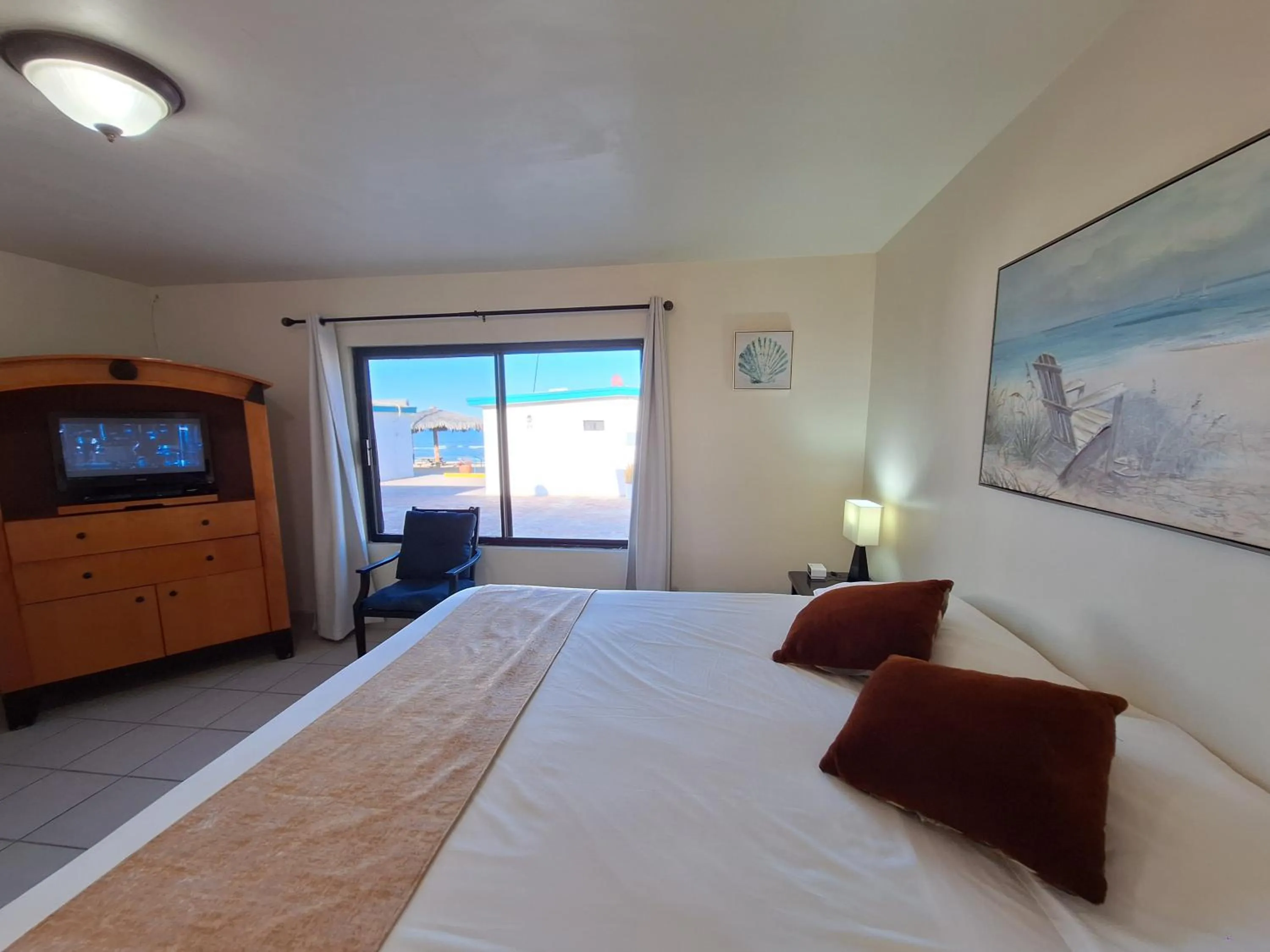 Bed in #55 Suite Bungalow Seaside Hotel & Victors RV Park