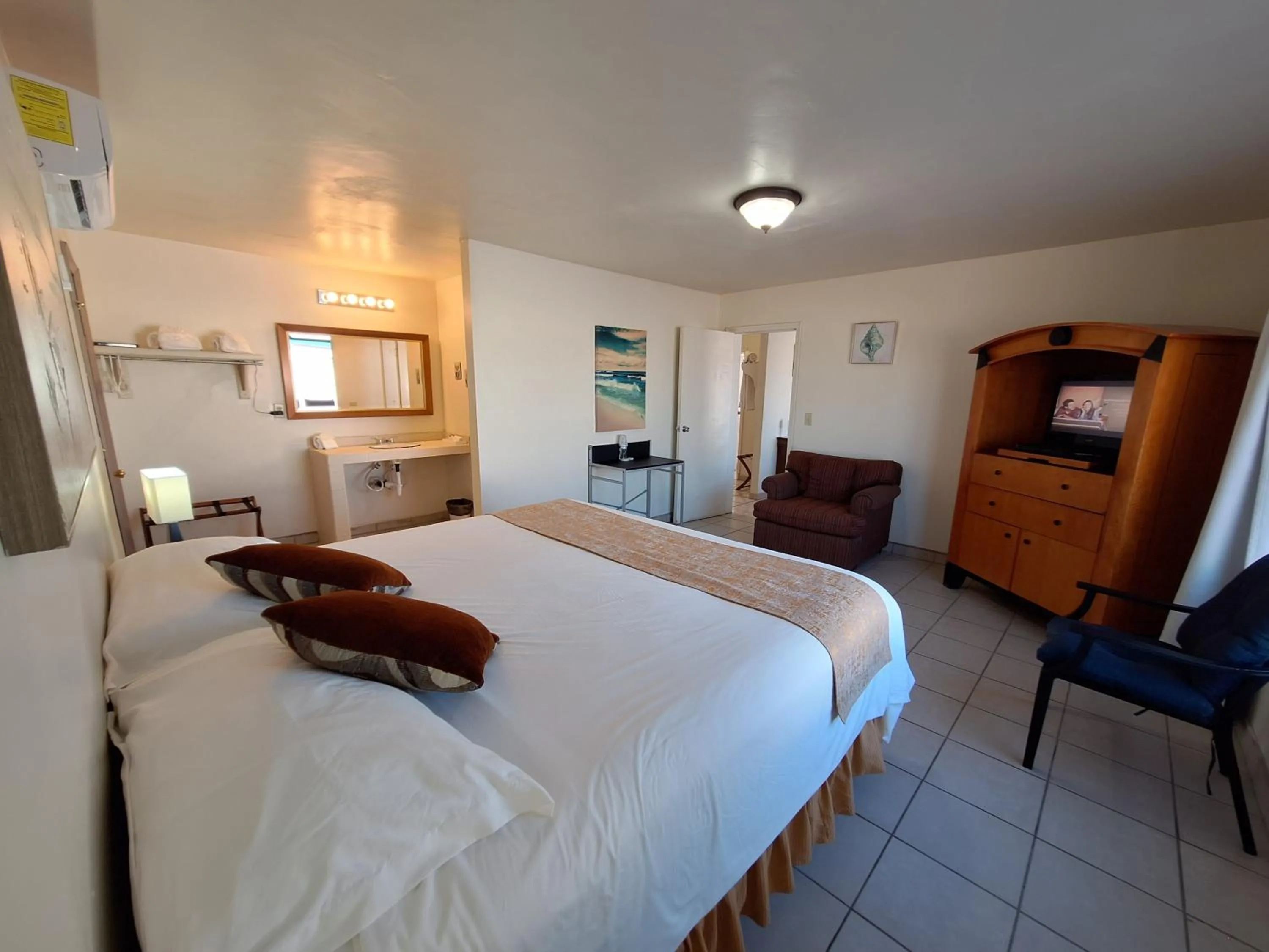 Bed in #55 Suite Bungalow Seaside Hotel & Victors RV Park