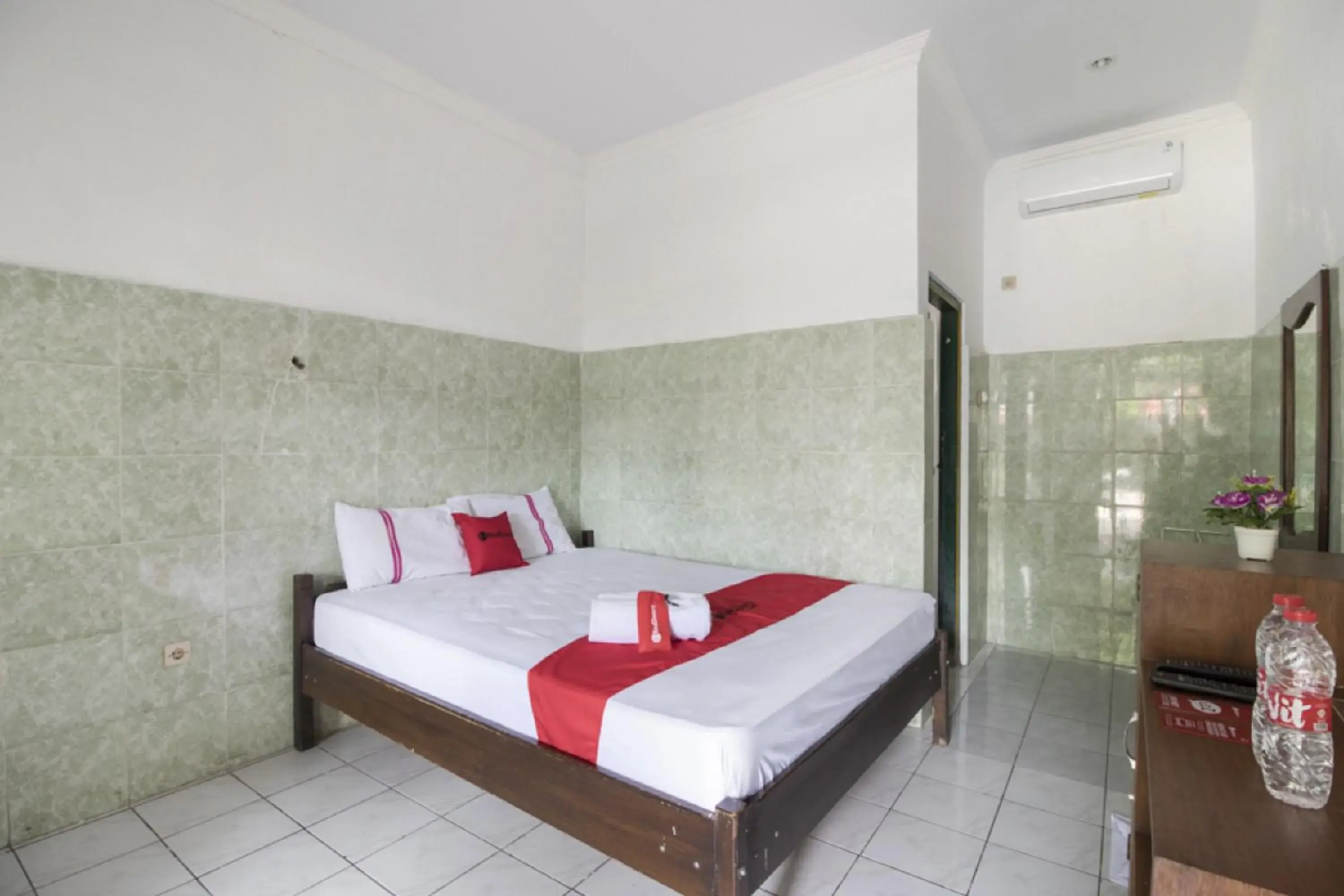 Double Room in RedDoorz @ Sagan Jogja 2 Double Room in RedDoorz @ Sagan Jogja 2