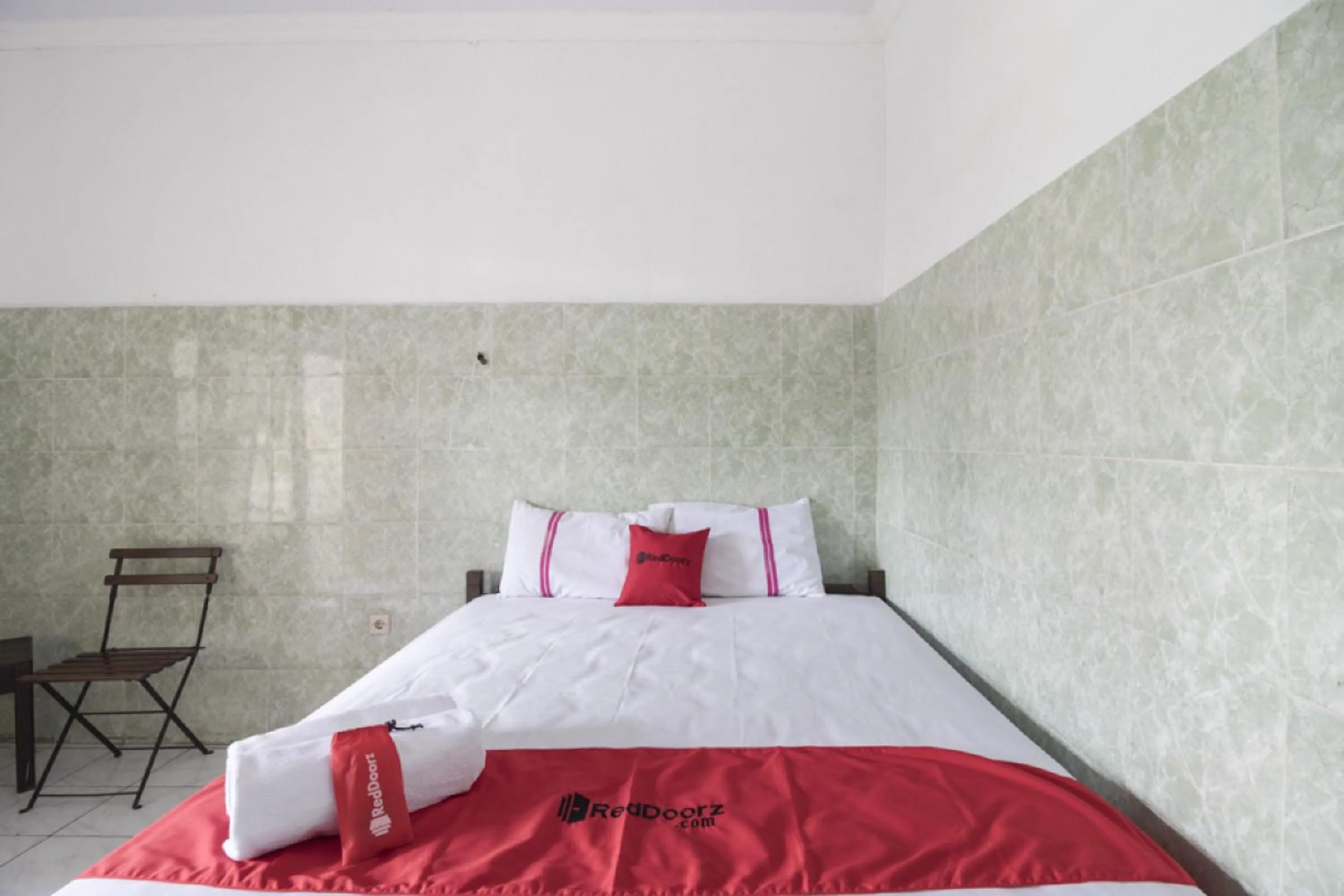 Bedroom, Bed in RedDoorz @ Sagan Jogja 2