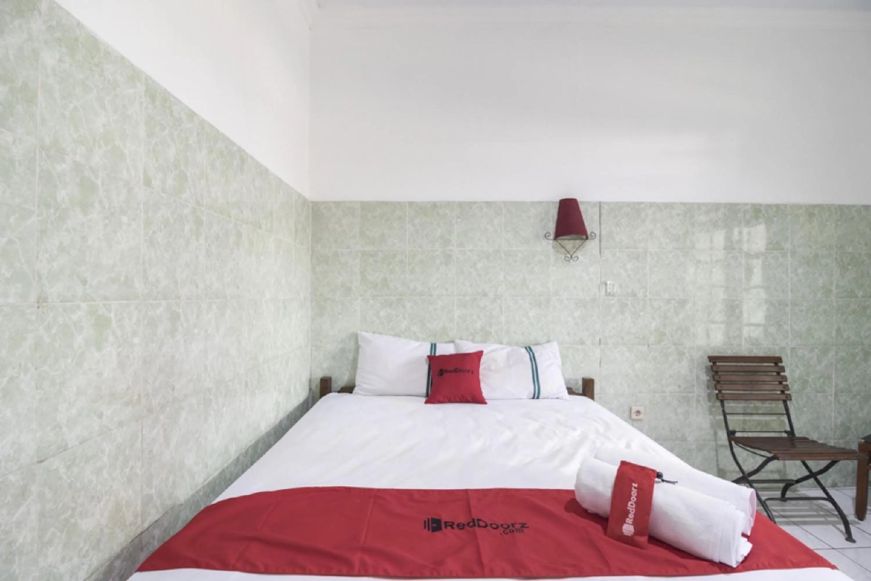 Bedroom, Bed in RedDoorz @ Sagan Jogja 2