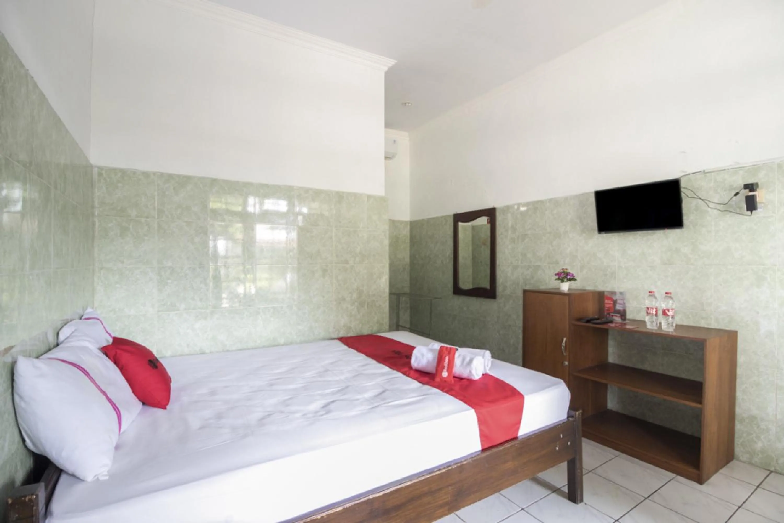 Bedroom, Bed in RedDoorz @ Sagan Jogja 2