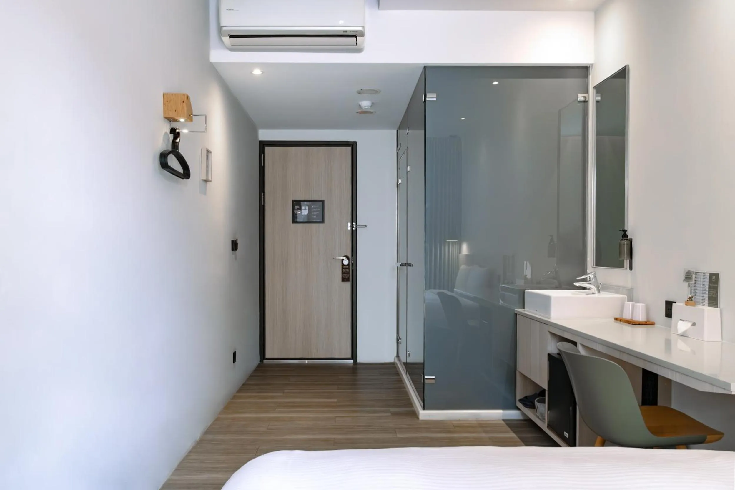 Photo of the whole room, Bed in Meander 1948